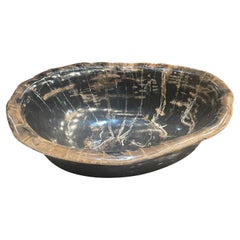 Gran cuenco de forma libre de madera petrificada negra y topo, Indonesia, Prehistoria