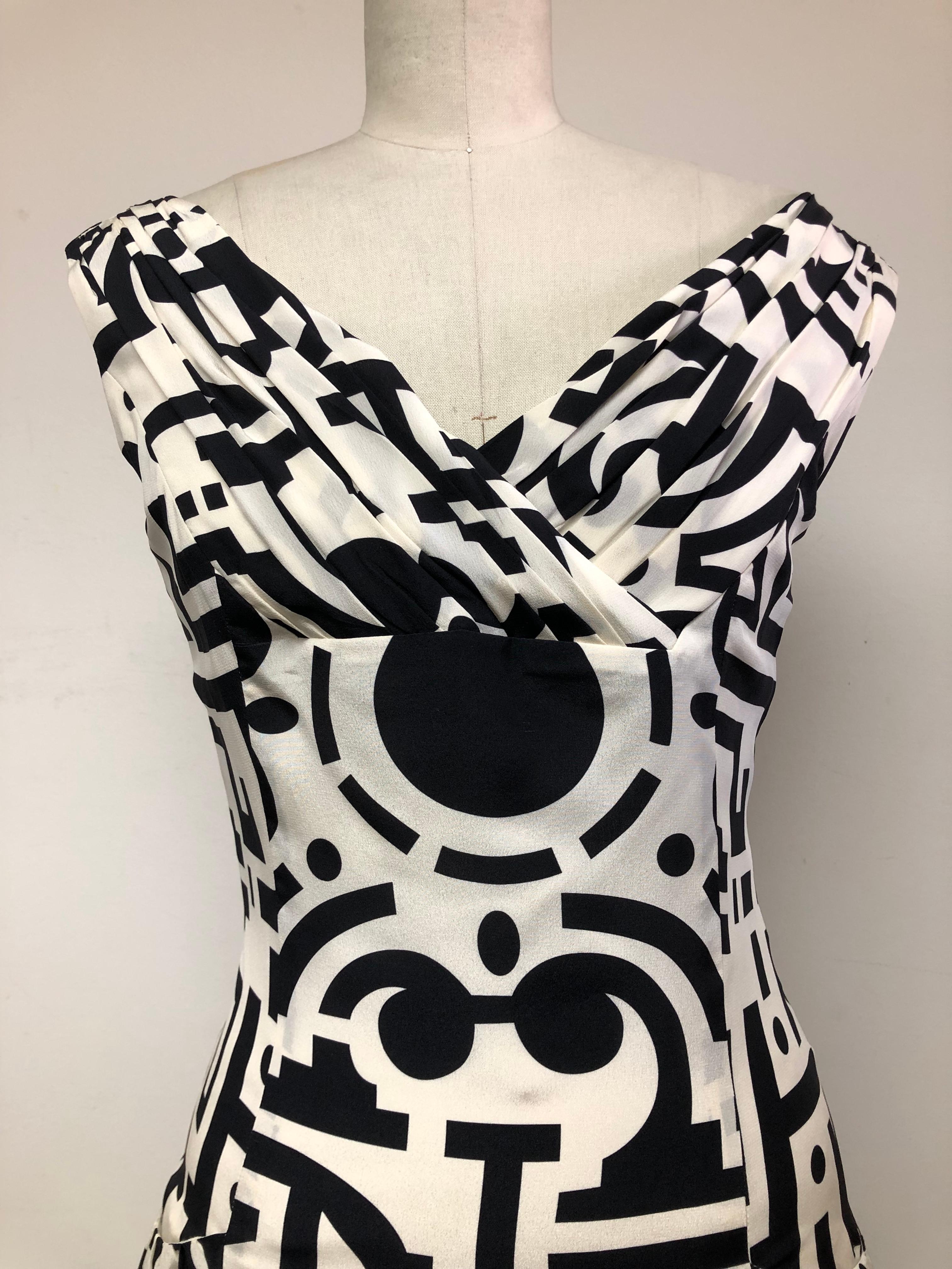 Black and White  100% Silk Portrait Neckline Gown with Gathered Pockets  In Excellent Condition For Sale In Los Angeles, CA