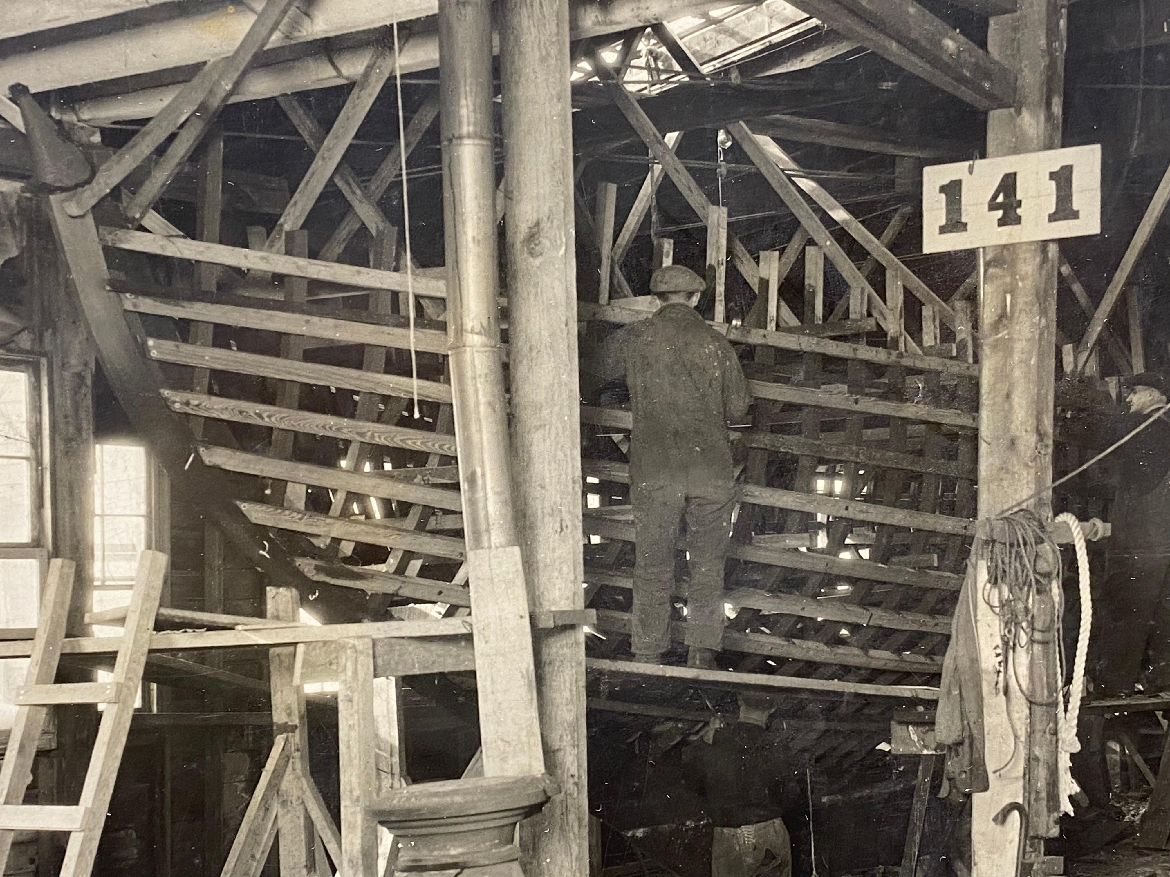 Foto en blanco y negro de los años 20 de un taller de construcción de barcos de Nueva York Industrial en venta