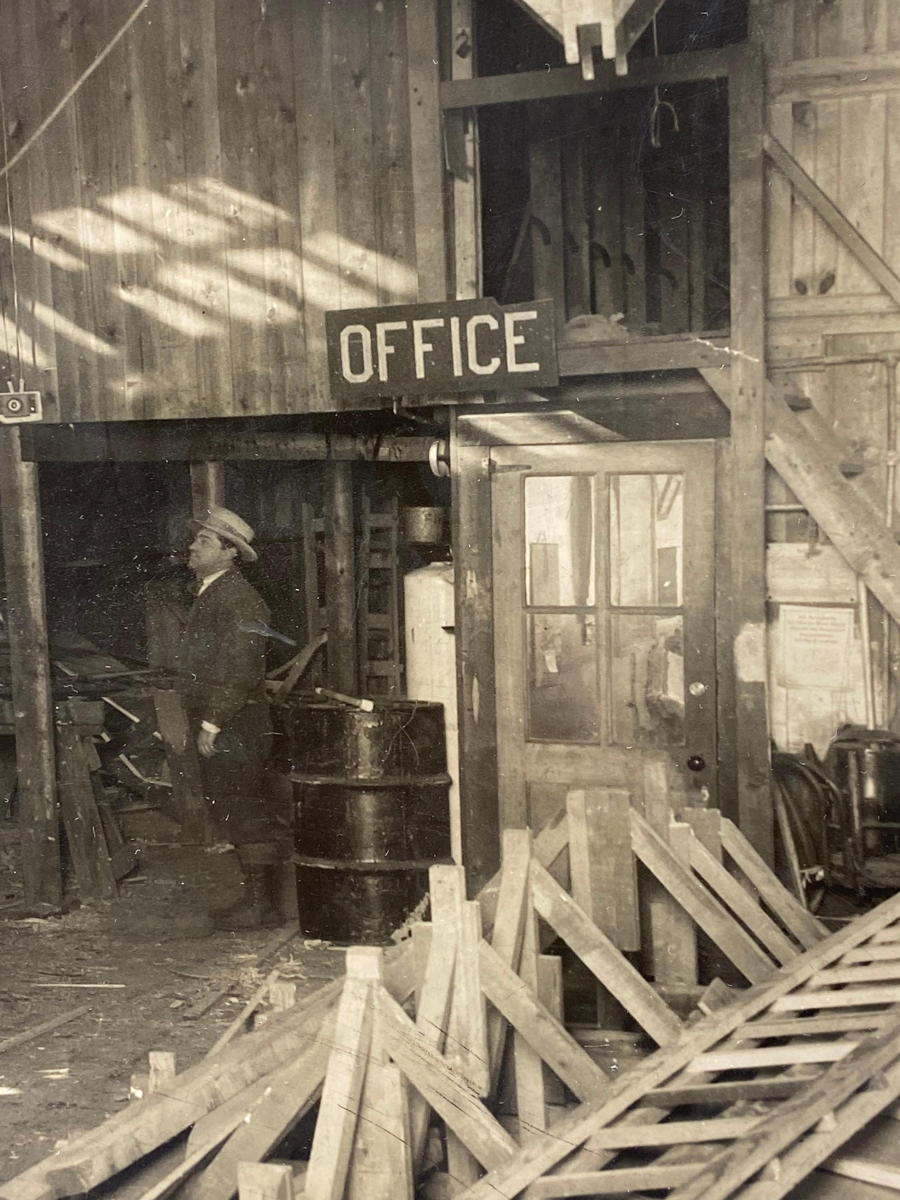 Foto en blanco y negro de los años 20 de un taller de construcción de barcos de Nueva York Estadounidense en venta