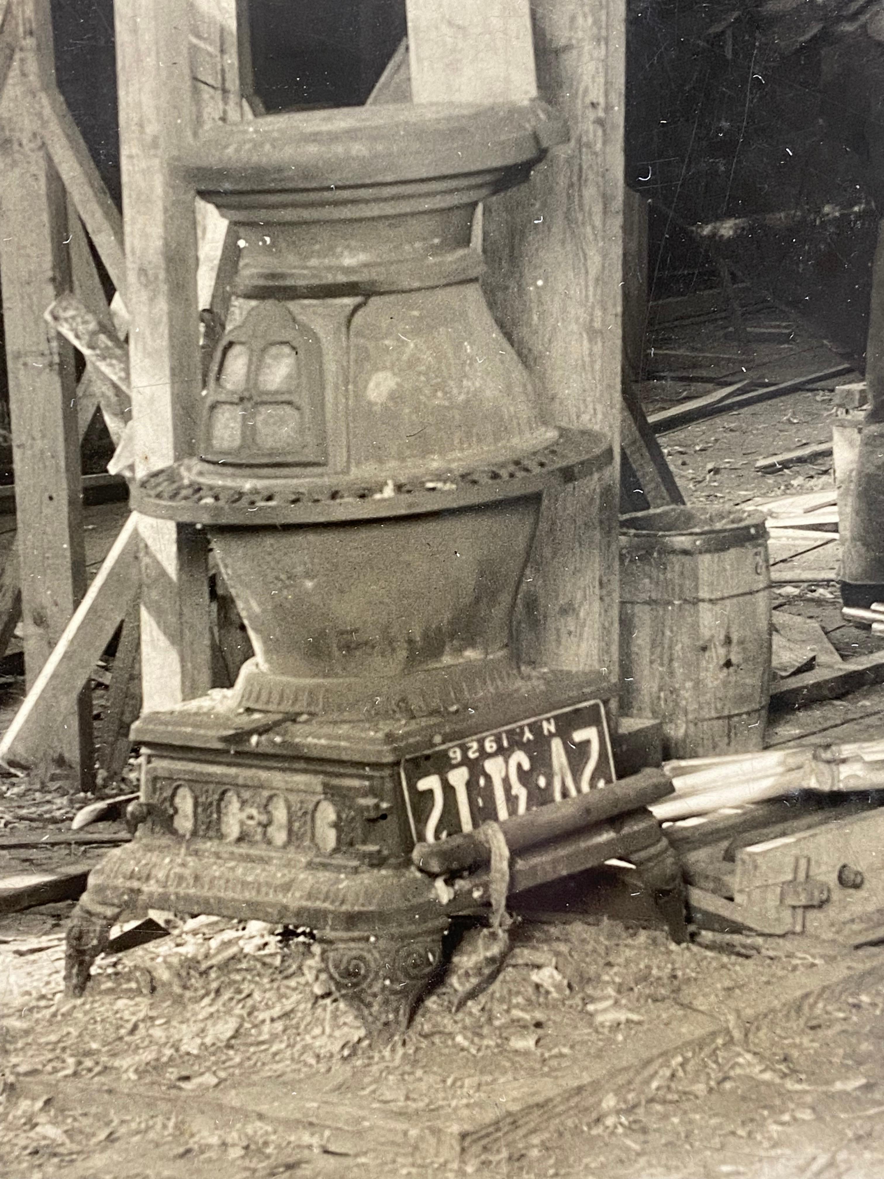 Foto en blanco y negro de los años 20 de un taller de construcción de barcos de Nueva York siglo XX en venta