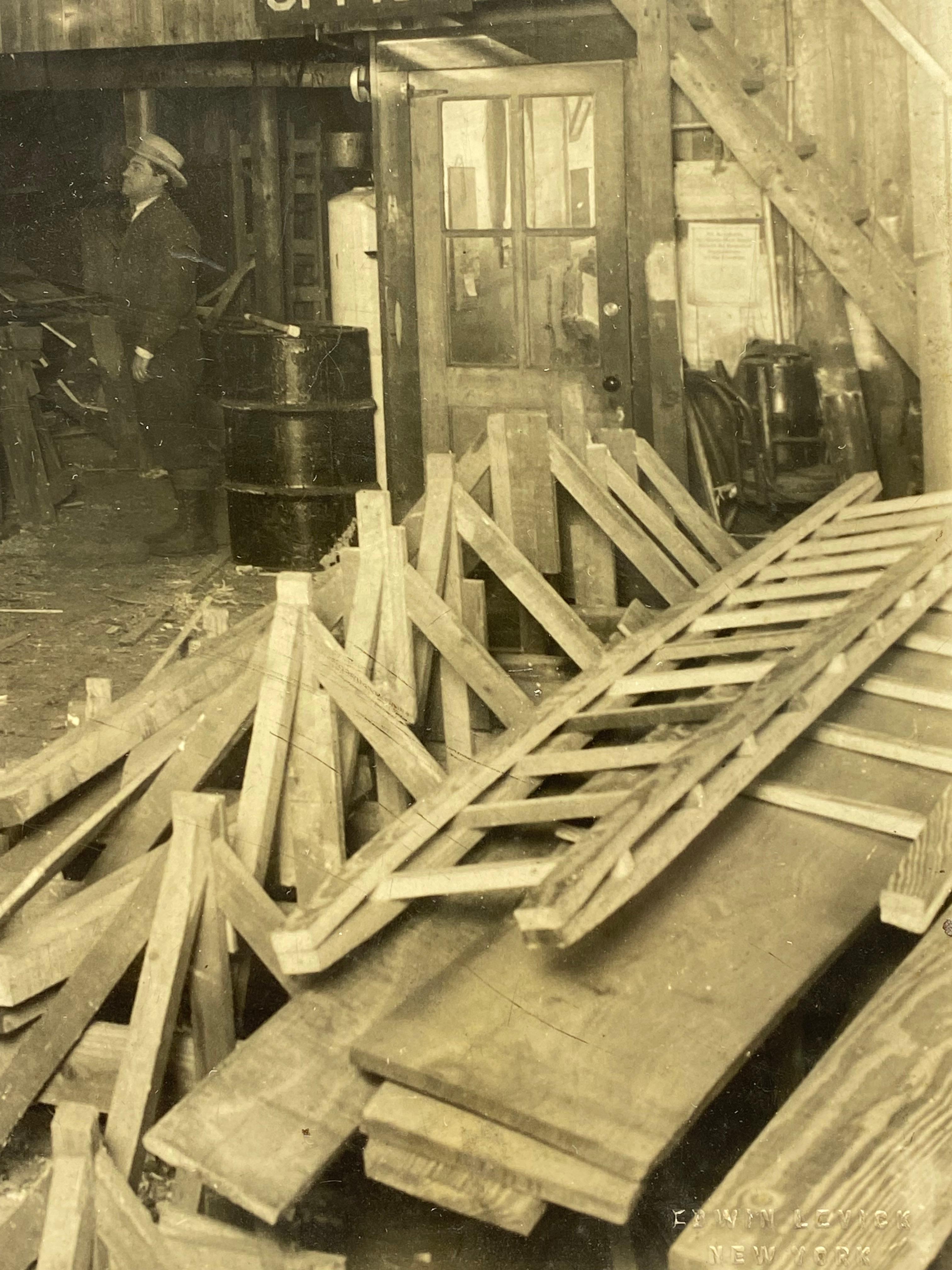 Foto en blanco y negro de los años 20 de un taller de construcción de barcos de Nueva York en venta 2
