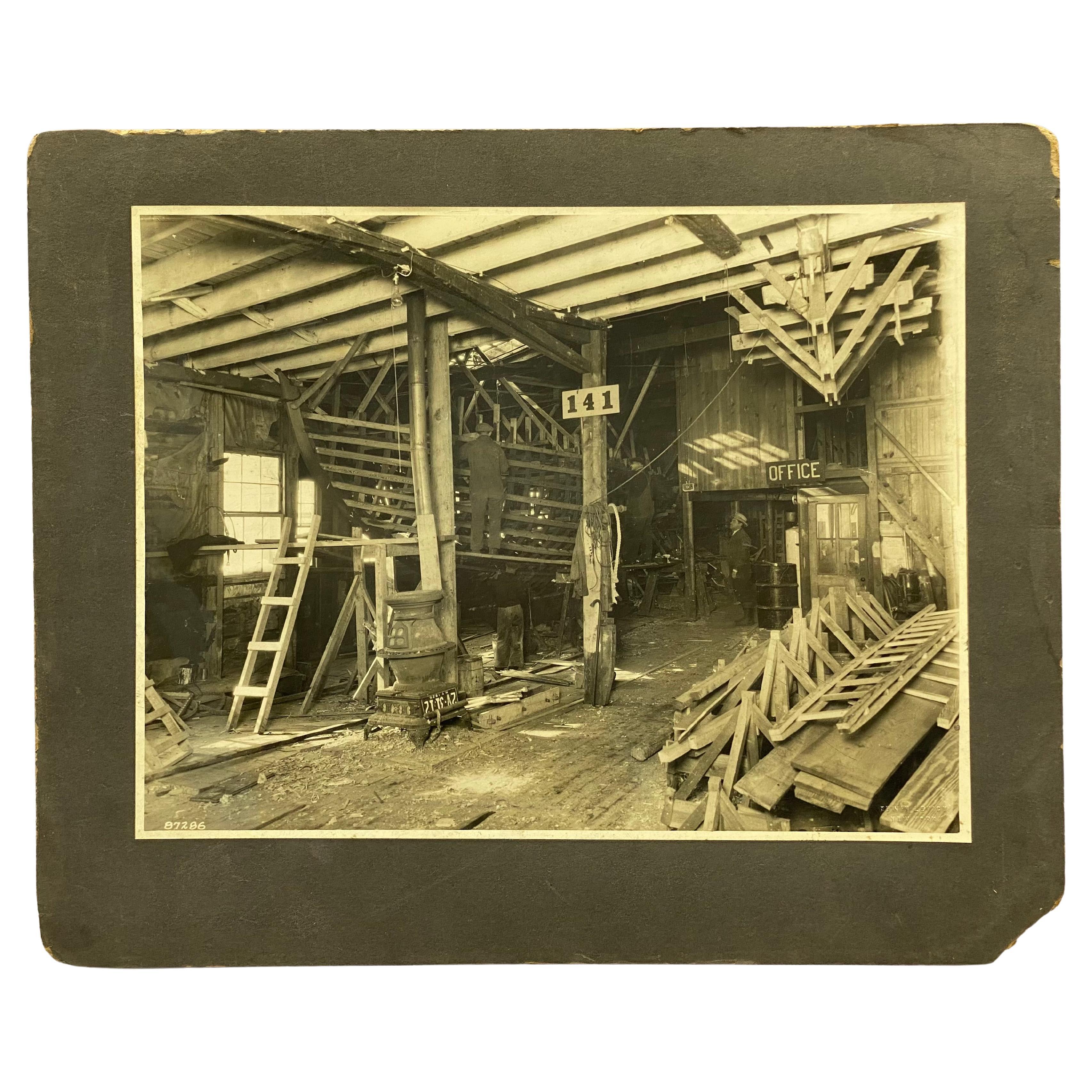 Foto in bianco e nero degli anni '20 di un'officina di costruttori di barche di New York