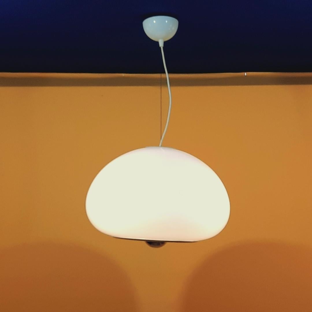 Suspension Noir et Blanc conçue par les deux frères Castiglioni, Achille et Pier Giacomo et éditée en 1965 par Flos.
Le réflecteur est en aluminium chromé et a été repoli.
Elle possède un système d'éclairage séparé. 3 ampoules à l'intérieur du globe