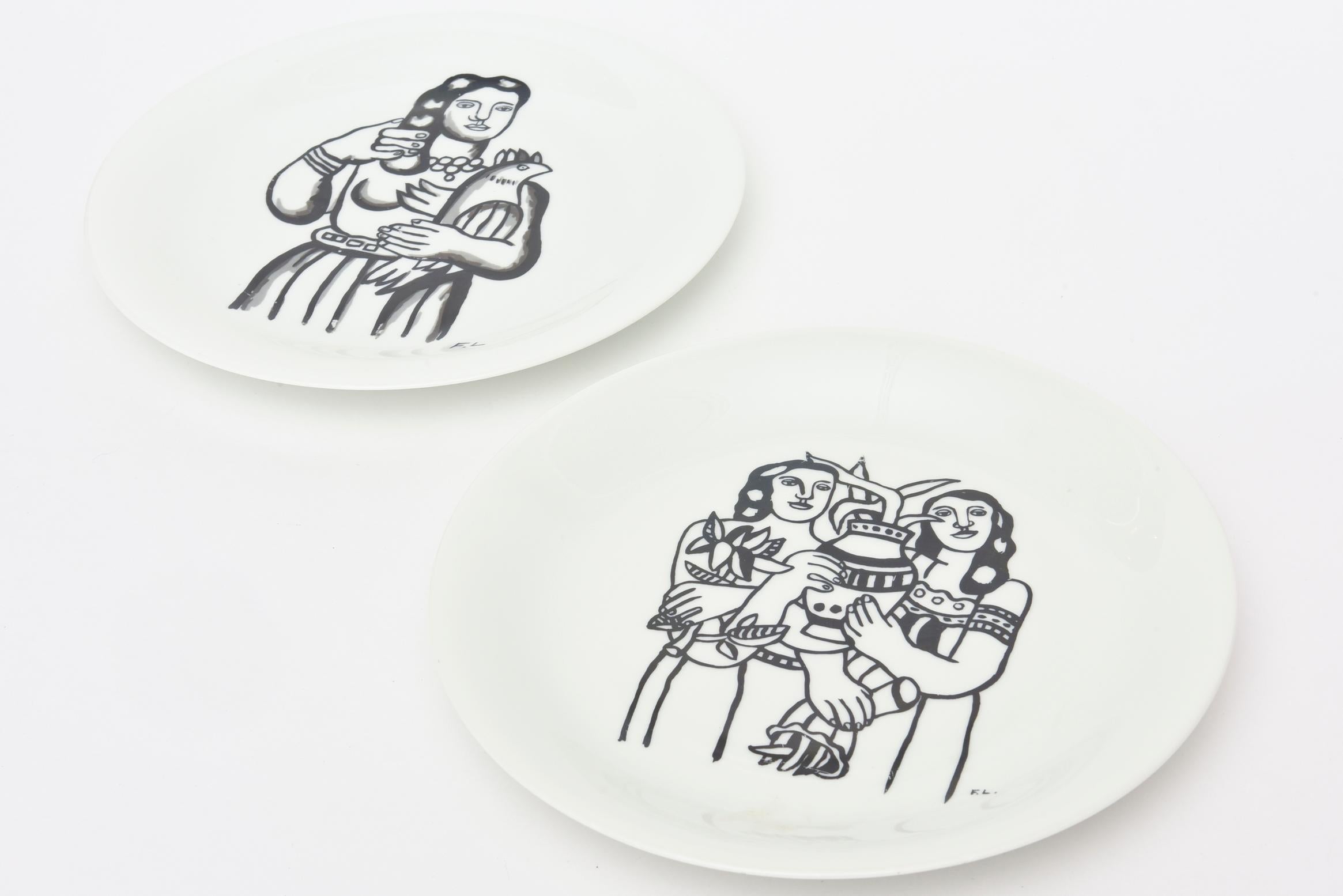 Cette paire d'assiettes lithographiques en porcelaine noir et blanc est d'un design d'après Leger fabriqué par Limoges France. Ils datent des années 70. Il y a 2 images différentes et celles-ci peuvent être utilisées pour servir ou suspendre. Ils