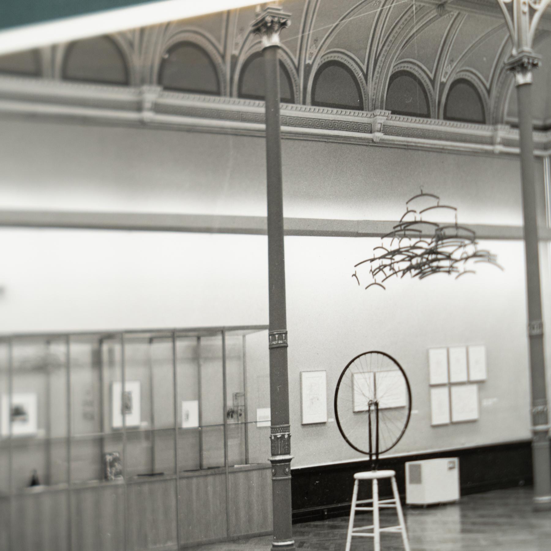 Fotografía de archivo en blanco y negro enmarcada de la exposición Marcel Duchamp en venta 3