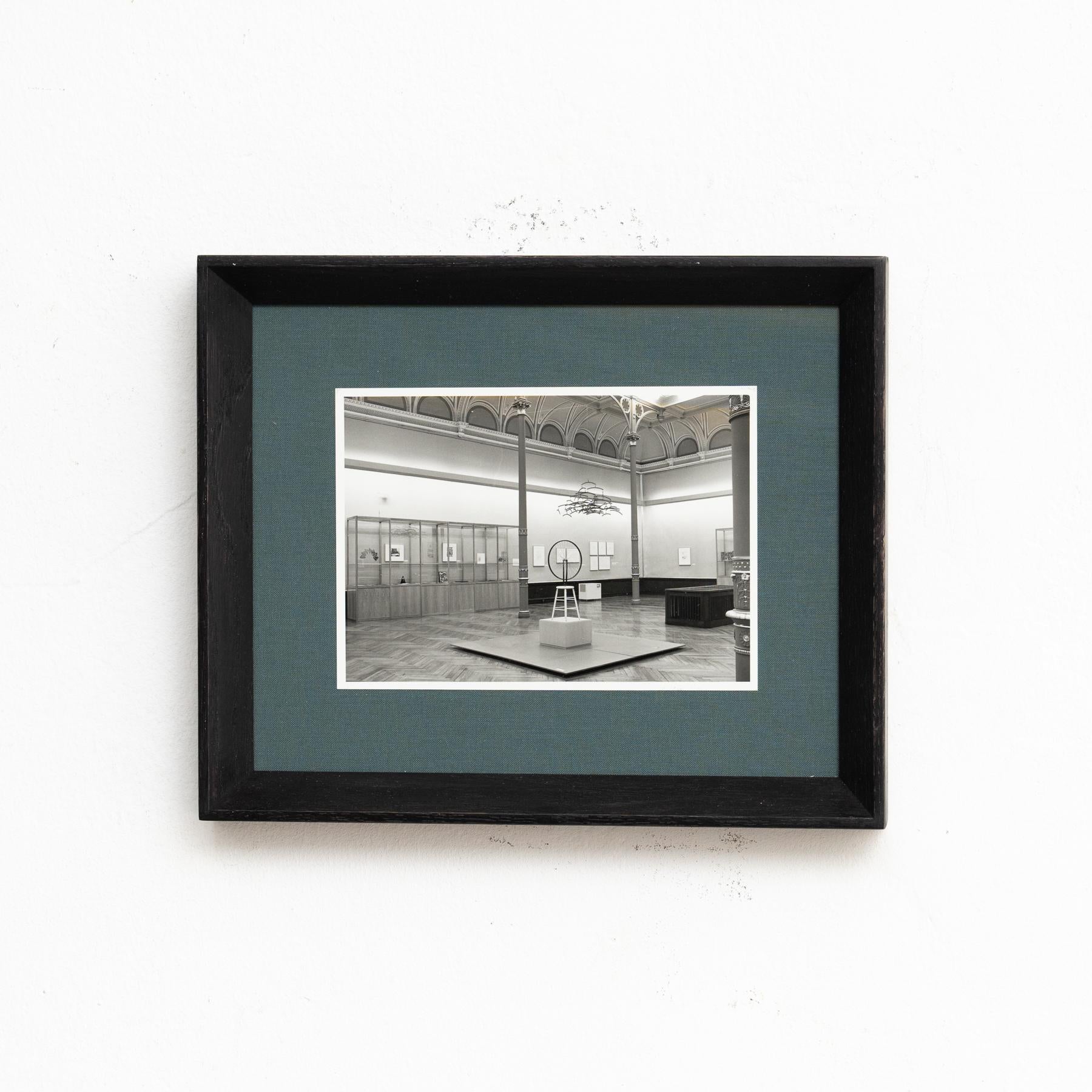 Fotografía de archivo en blanco y negro enmarcada de la exposición Marcel Duchamp

Captura un pedazo de la historia del arte con esta fotografía enmarcada de archivo en blanco y negro de una exposición de Marcel Duchamp. Esta extraordinaria