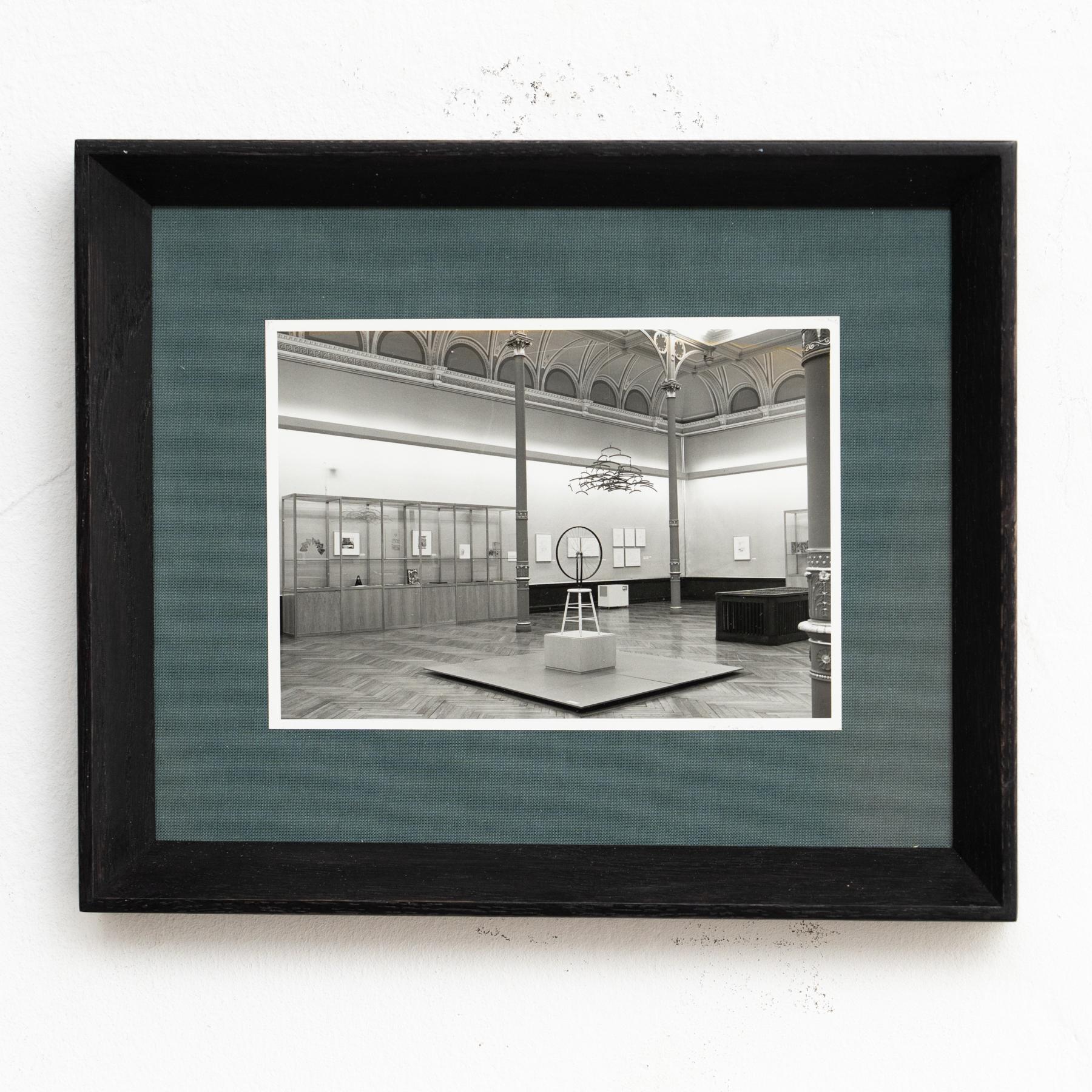 Fotografía de archivo en blanco y negro enmarcada de la exposición Marcel Duchamp Moderno de mediados de siglo en venta