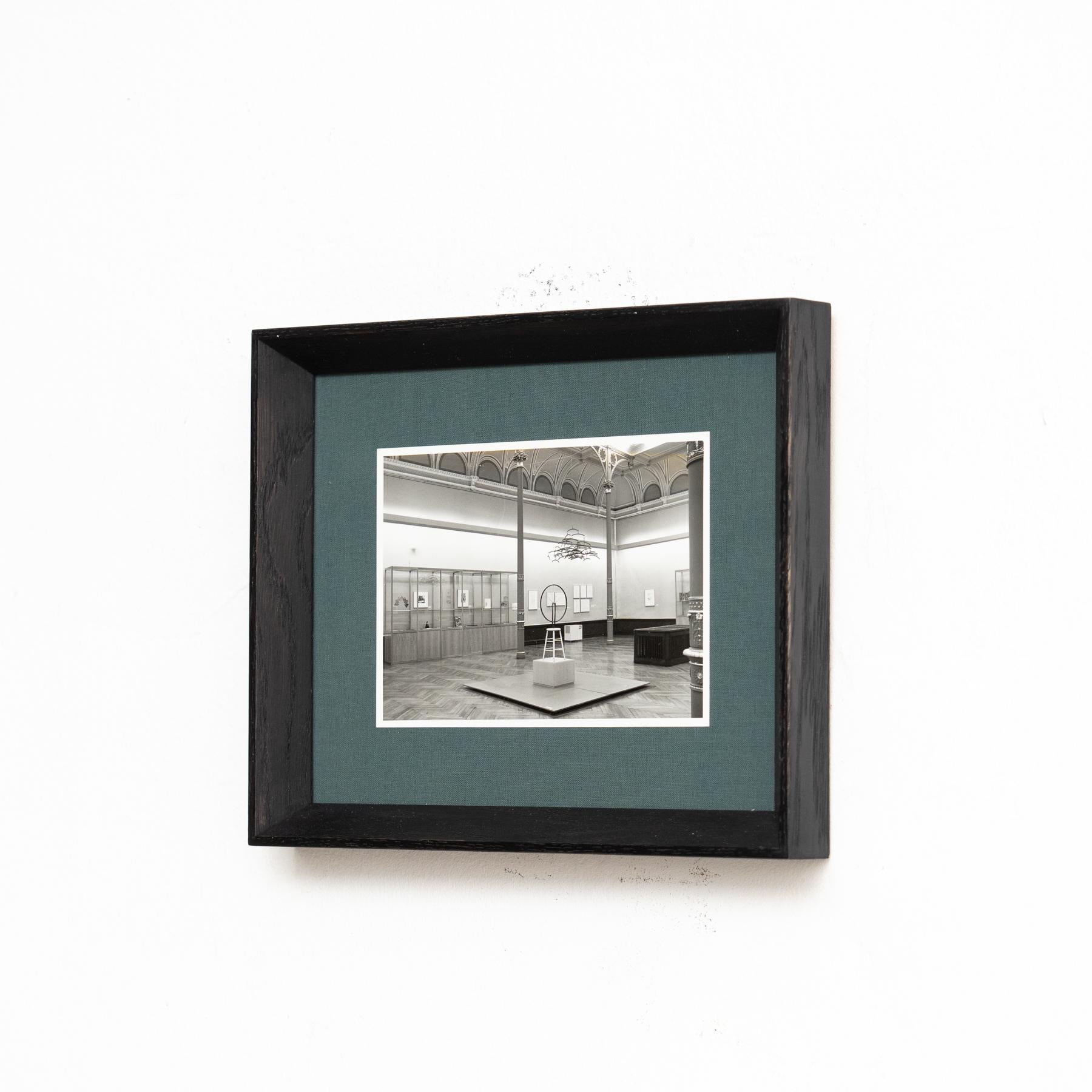 Fotografía de archivo en blanco y negro enmarcada de la exposición Marcel Duchamp Francés en venta
