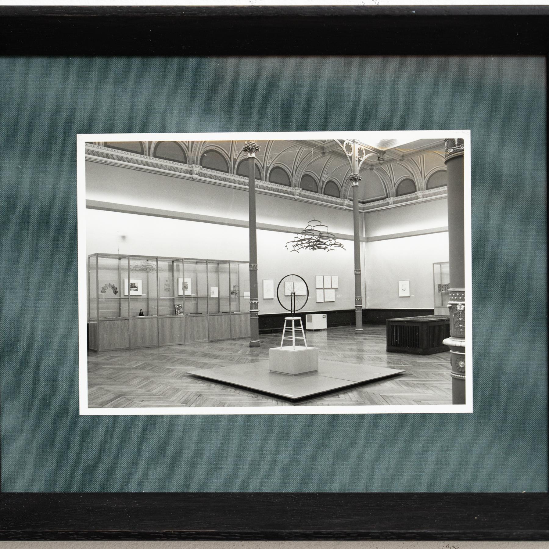 Fotografía de archivo en blanco y negro enmarcada de la exposición Marcel Duchamp en Bueno estado para la venta en Barcelona, Barcelona