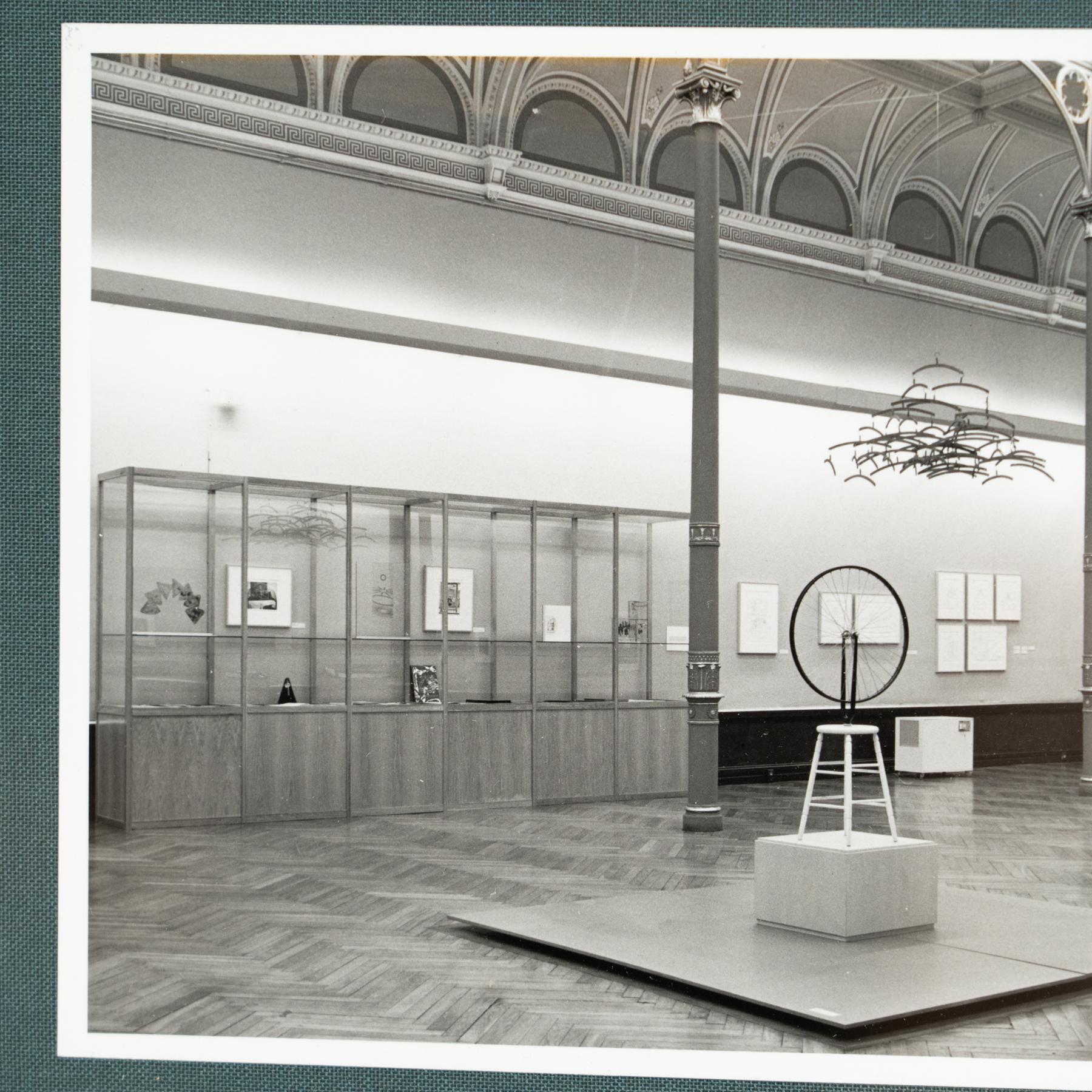 Fotografía de archivo en blanco y negro enmarcada de la exposición Marcel Duchamp finales del siglo XX en venta