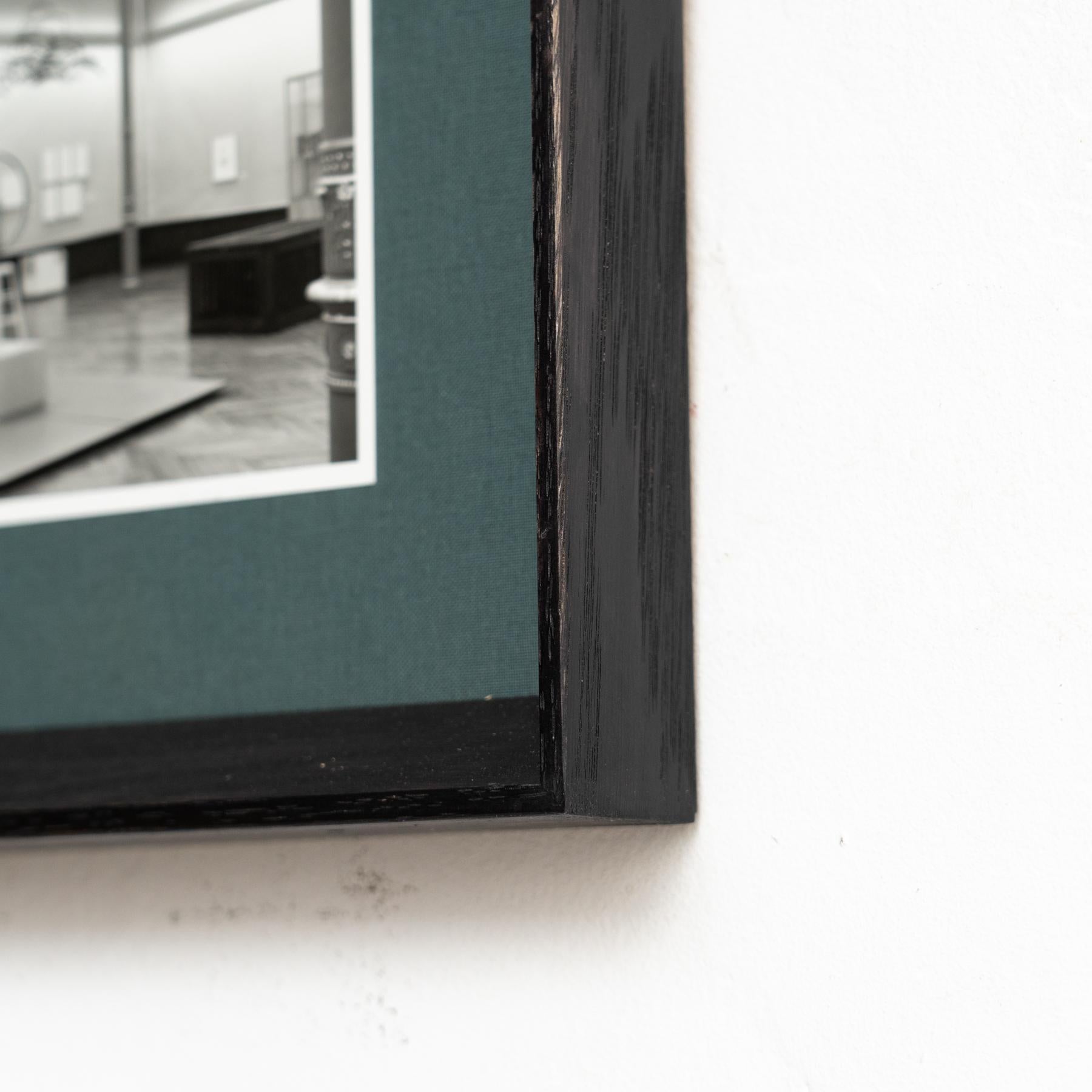 Fotografía de archivo en blanco y negro enmarcada de la exposición Marcel Duchamp en venta 2