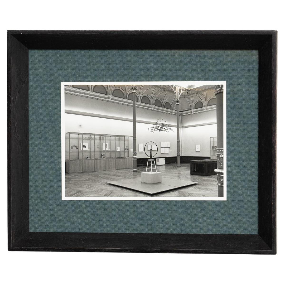 Fotografía de archivo en blanco y negro enmarcada de la exposición Marcel Duchamp