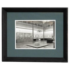 Fotografía de archivo en blanco y negro enmarcada de la exposición Marcel Duchamp
