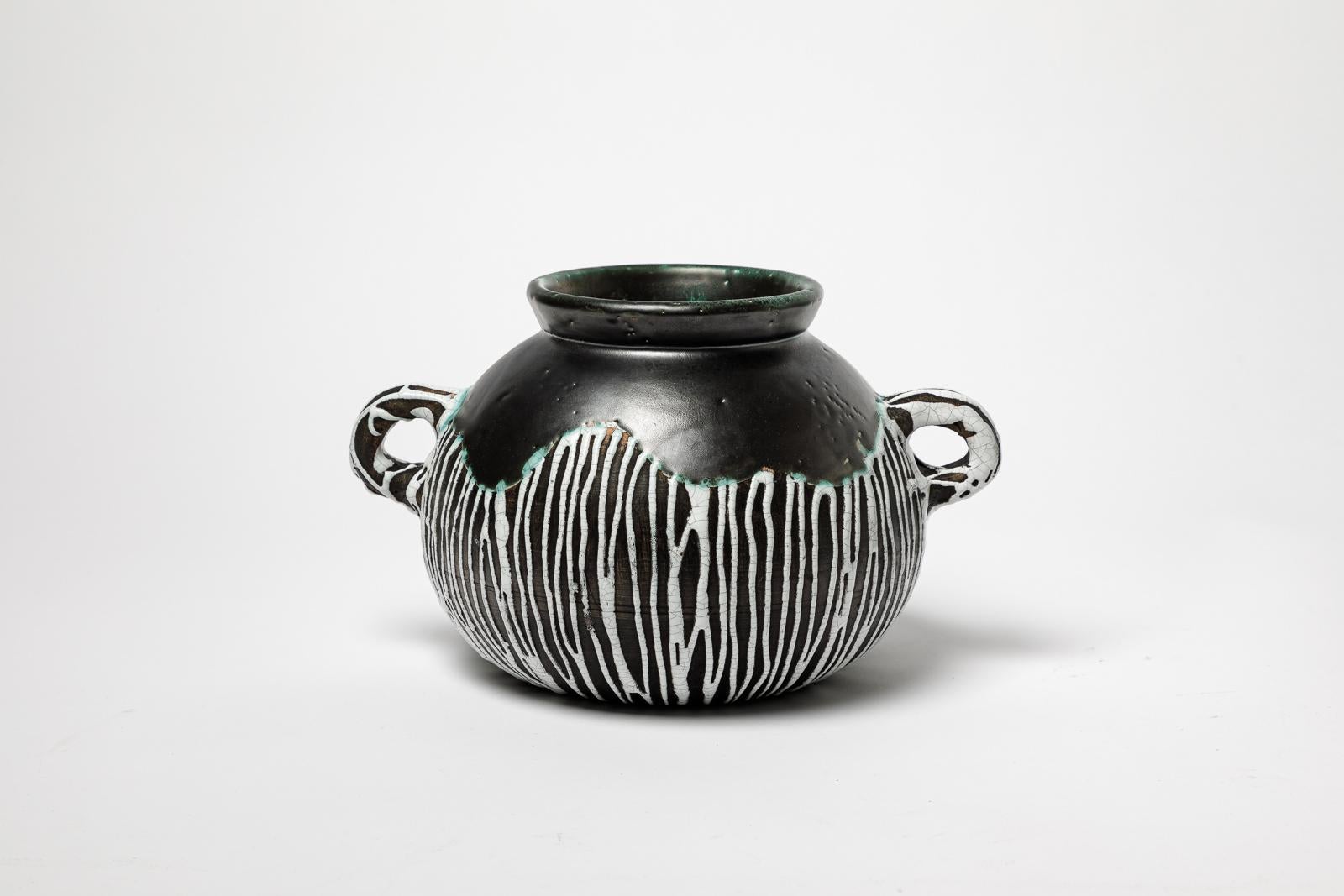 Felix Gete - CAB - Primavera 

Vase en céramique noir et blanc Art déco du 20e siècle

Réalisé vers 1940

Condition originale parfaite.

signé

hauteur 17 cm
Grand 27 cm
Largeur 18 cm