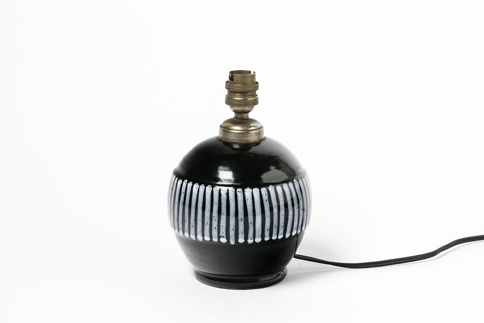 Français Lampe de bureau Art déco en céramique noire et blanche de style Jean Besnard, 1930 en vente