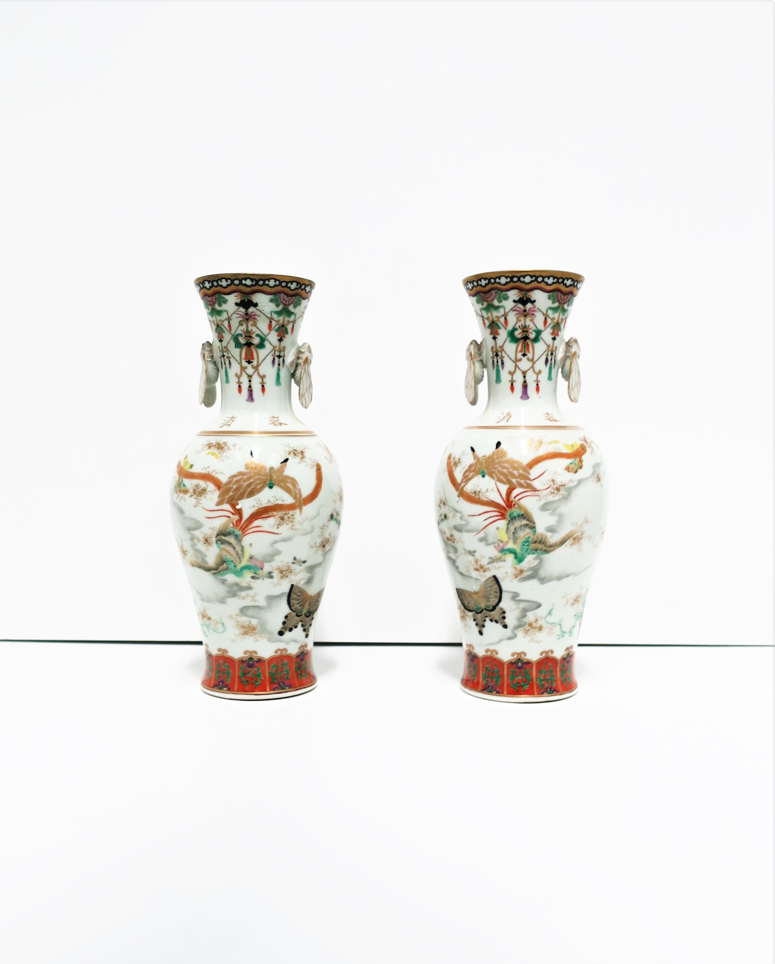 Une très belle paire de vases japonais en porcelaine Kutani polychromée, vers le début du 20e siècle, période Meiji, Japon. Les vases sont peints à la main et conçus avec deux faces différentes ; une face florale, l'autre avec des oiseaux et des
