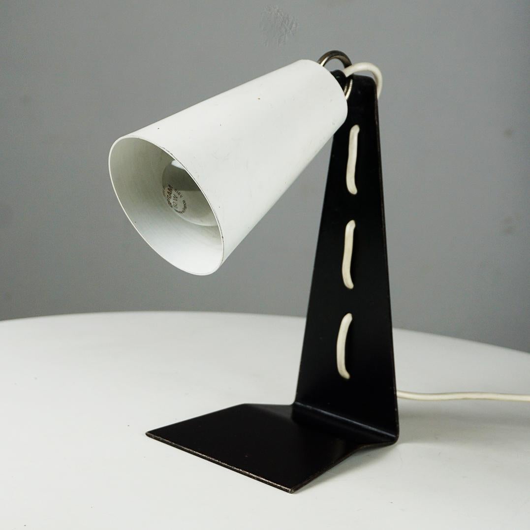 Lámpara de mesa de metal austriaca de mediados de siglo en blanco y negro Hook de J.T. Kalmar en venta 2