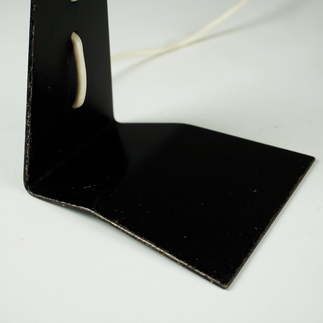 Lámpara de mesa de metal austriaca de mediados de siglo en blanco y negro Hook de J.T. Kalmar en venta 6