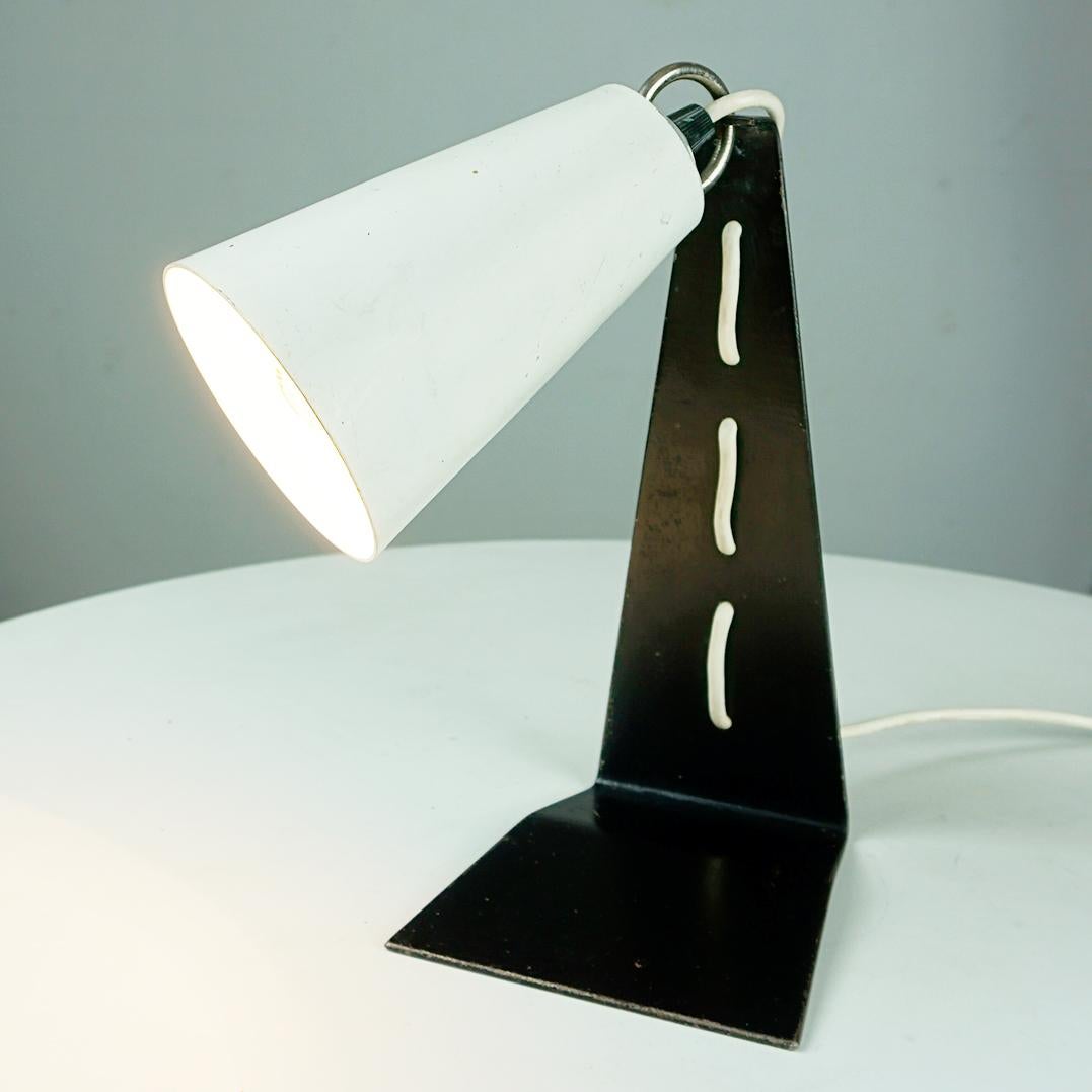 Lámpara de mesa de metal austriaca de mediados de siglo en blanco y negro Hook de J.T. Kalmar en venta 7