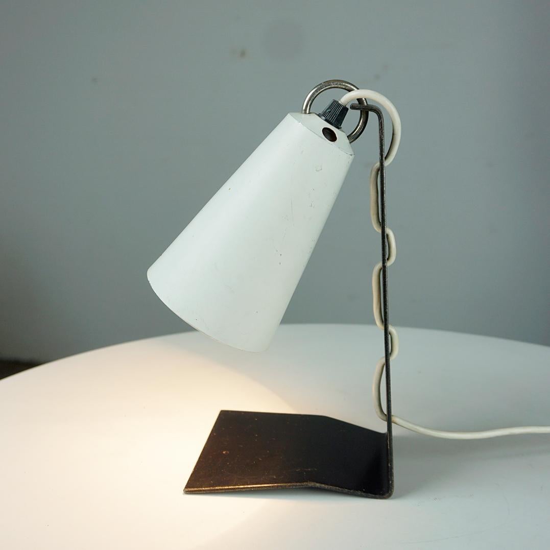 Lámpara de mesa de metal austriaca de mediados de siglo en blanco y negro Hook de J.T. Kalmar en venta 8