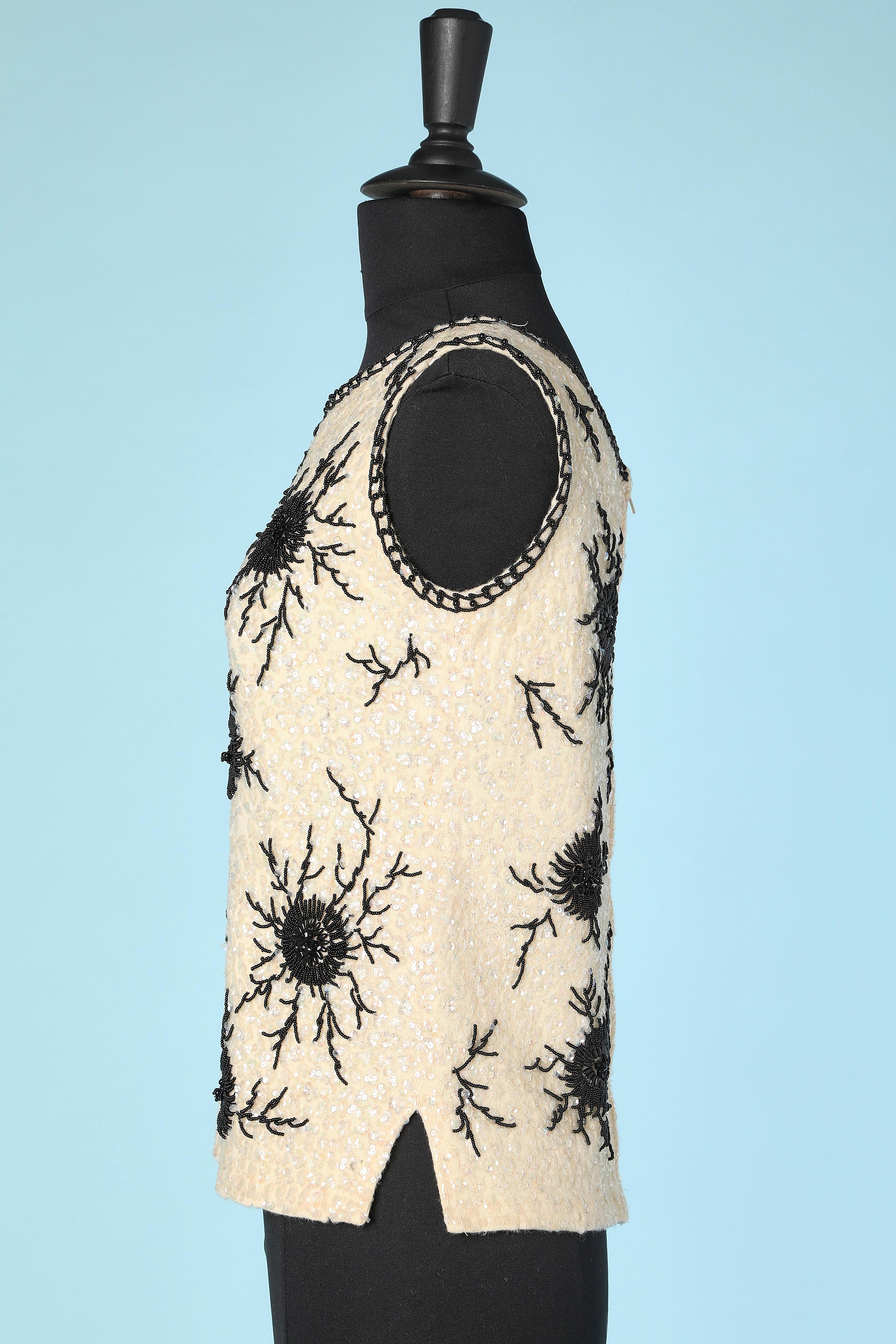 Top senza maniche con perline e paillettes in bianco e nero su base in maglia di lana Circa anni '60 In condizioni ottime in vendita a Saint-Ouen-Sur-Seine, FR