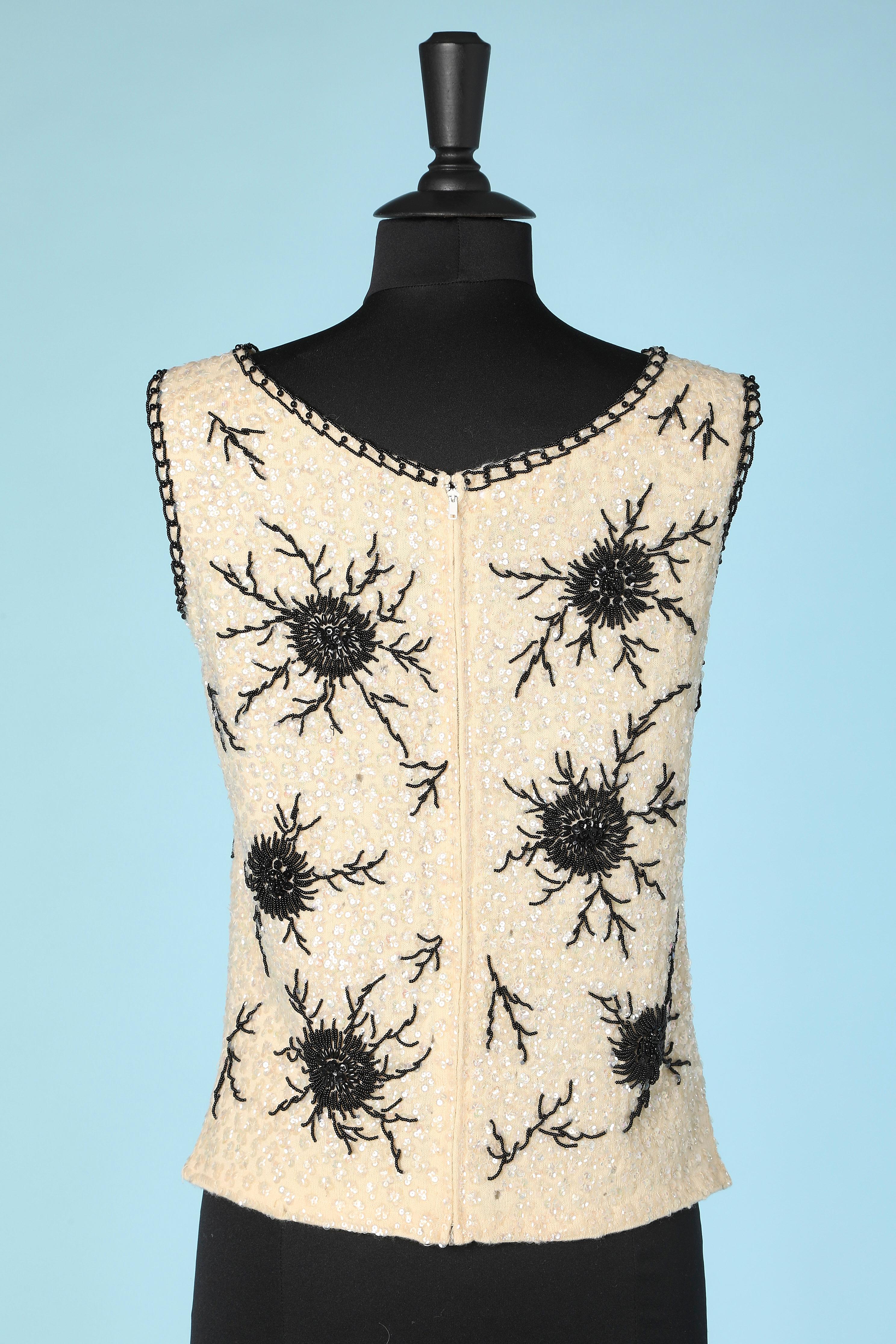 Donna Top senza maniche con perline e paillettes in bianco e nero su base in maglia di lana Circa anni '60 in vendita