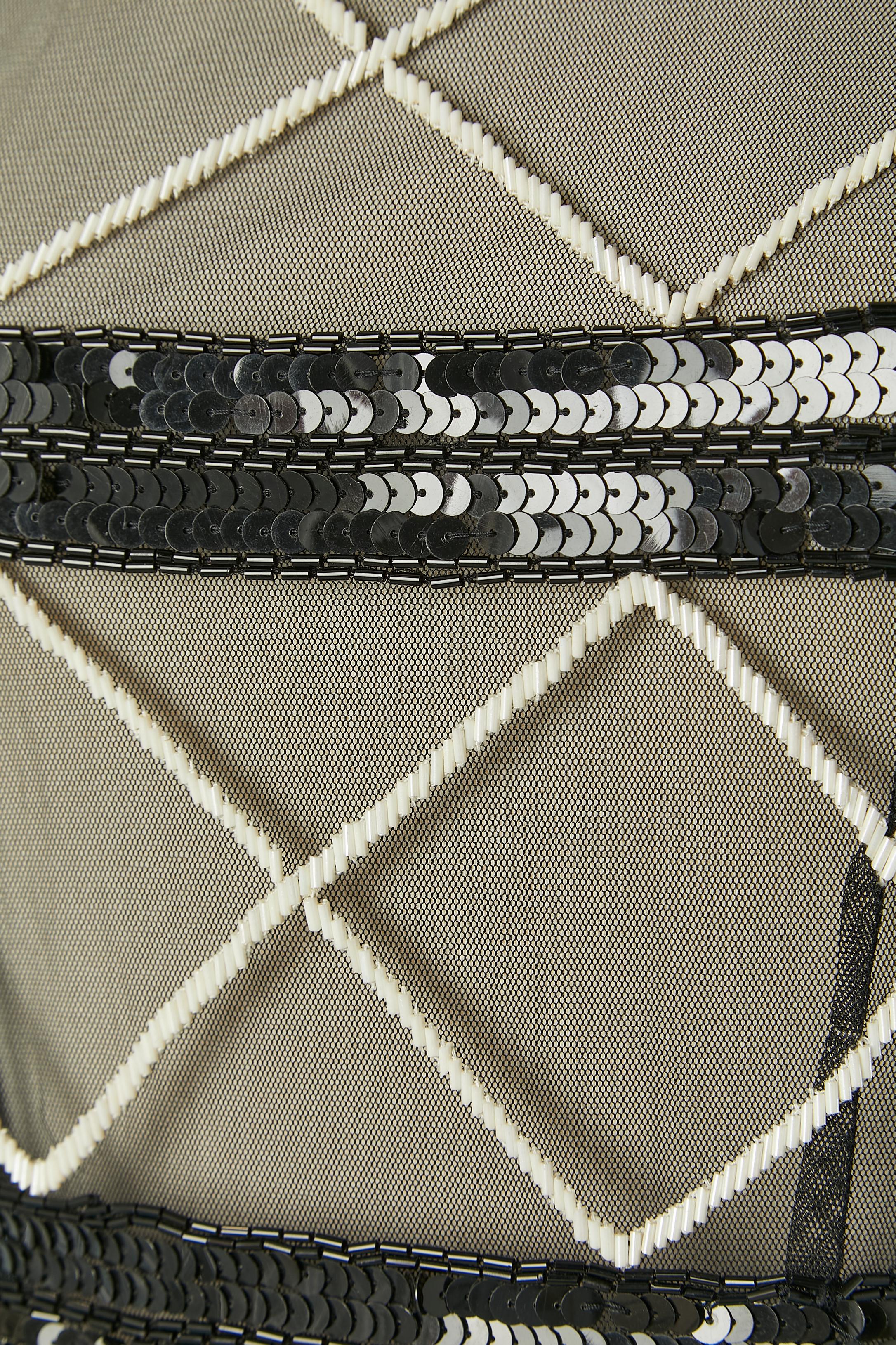 Grigio Top in tulle nero e bianco con perline trasparenti in vendita