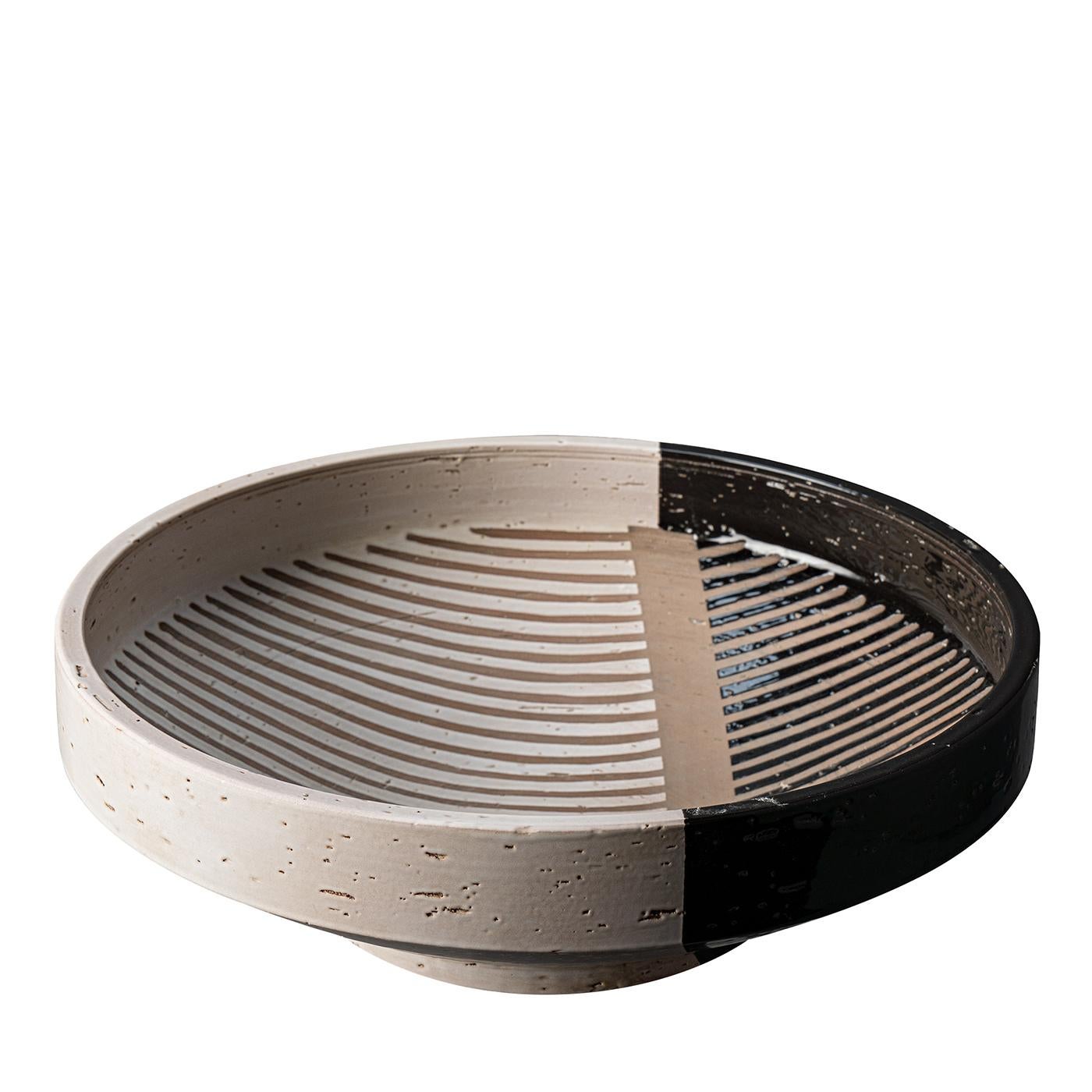 Black and White Bolo Centerpiece by Aldo Londi (21. Jahrhundert und zeitgenössisch) im Angebot