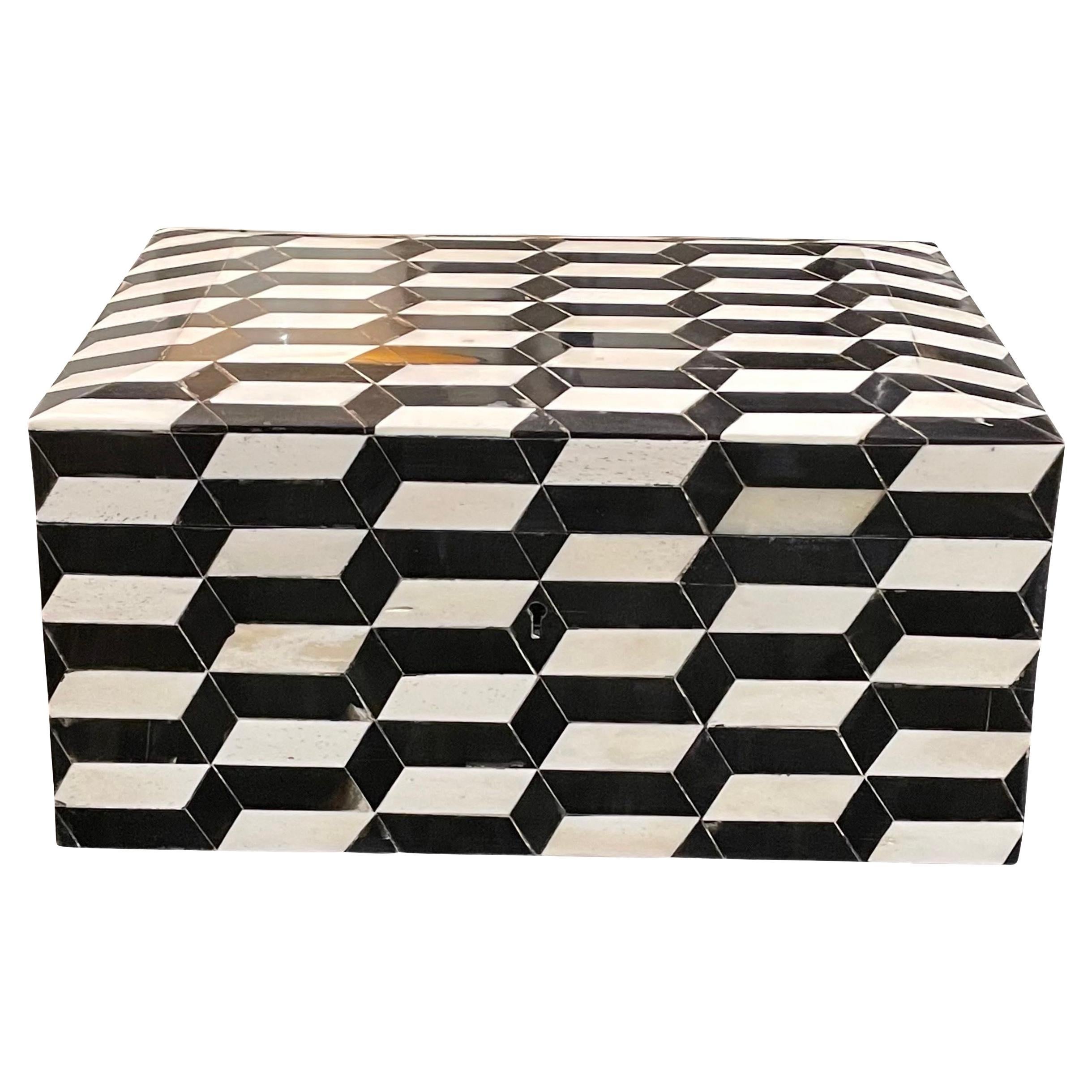 Caja de hueso de camello blanco y negro de la India contemporánea.
Azulejos colocados para crear un efecto 3D.
LLEGADA DE AGOSTO