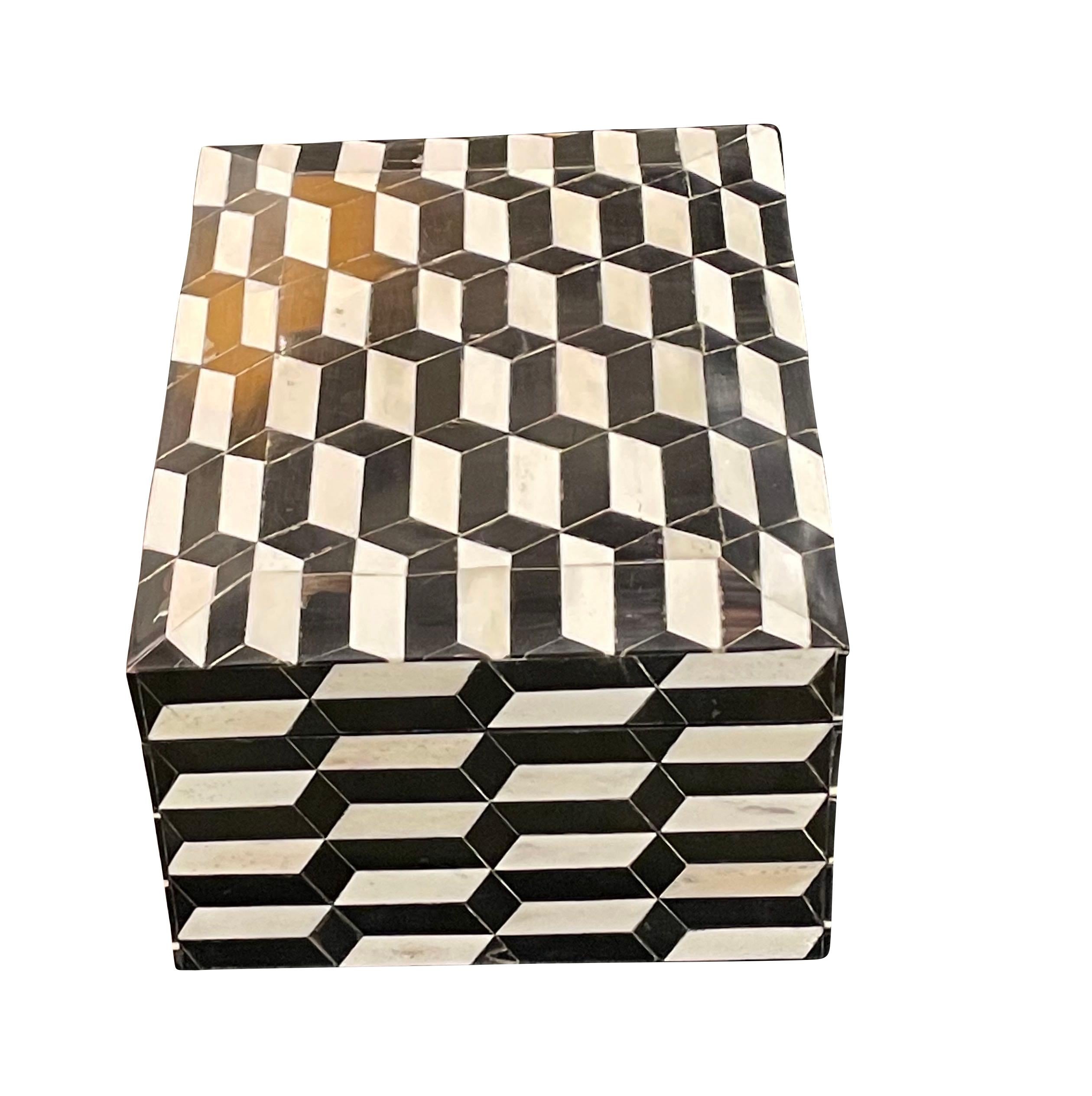 Caja con tapa de hueso blanco y negro, India, Contemporánea Indio en venta