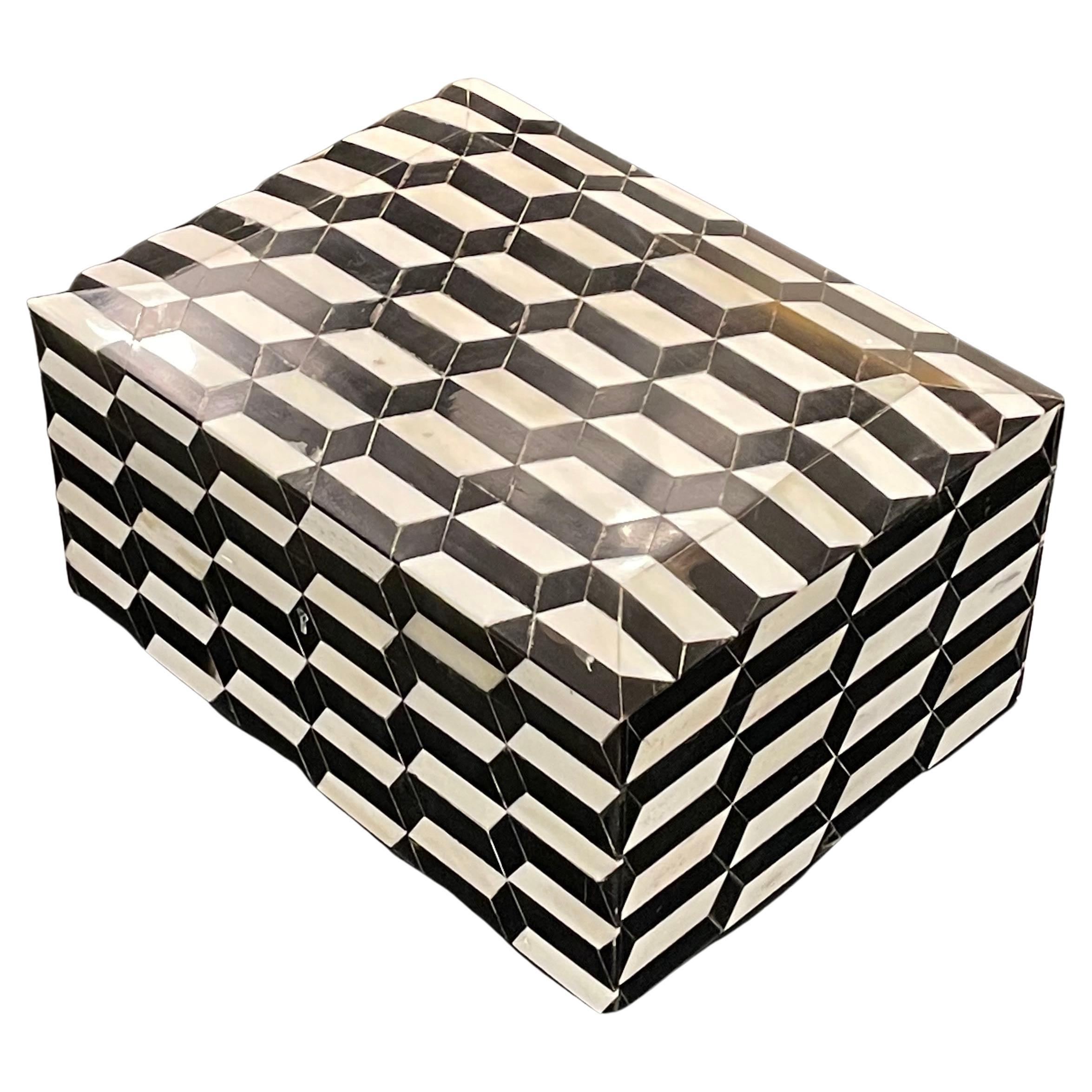 Caja con tapa de hueso blanco y negro, India, Contemporánea
