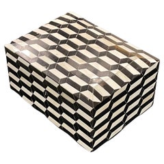 Caja con tapa de hueso blanco y negro, India, Contemporánea