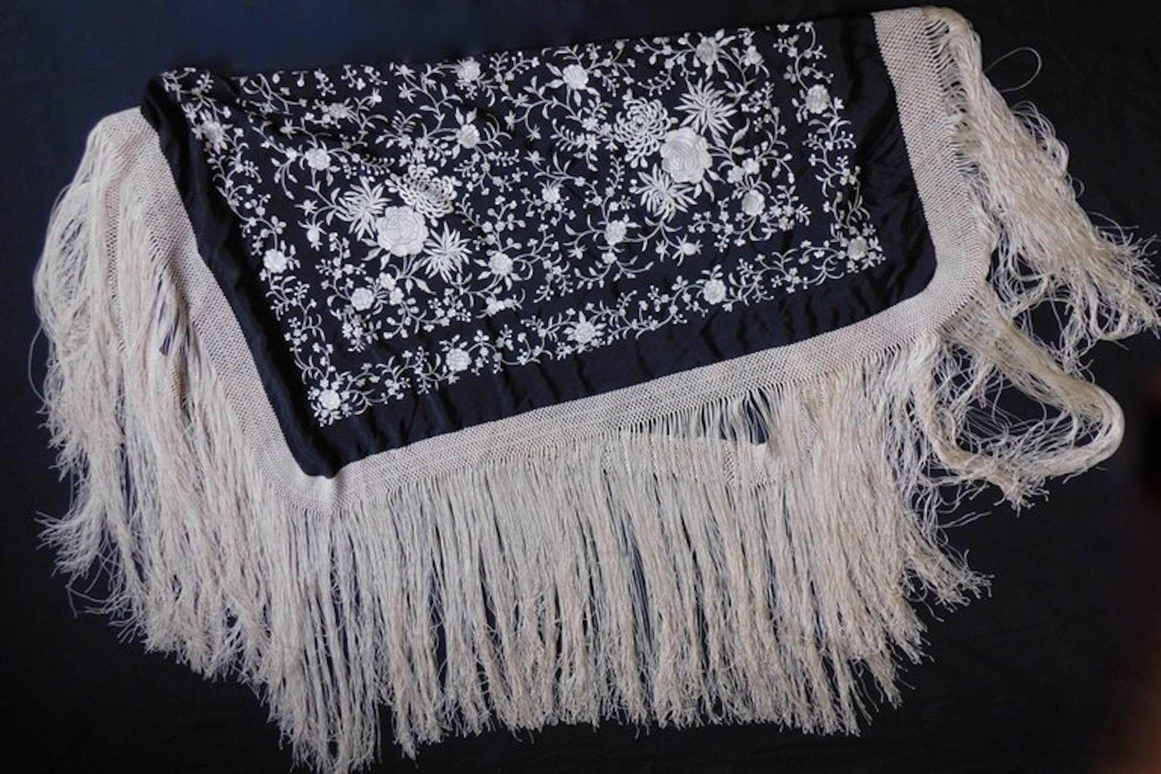 Black and White Cantonese Silk Embroidered Shawl with Long Fringe circa 1920 In Good Condition For Sale In Antwerp, BE