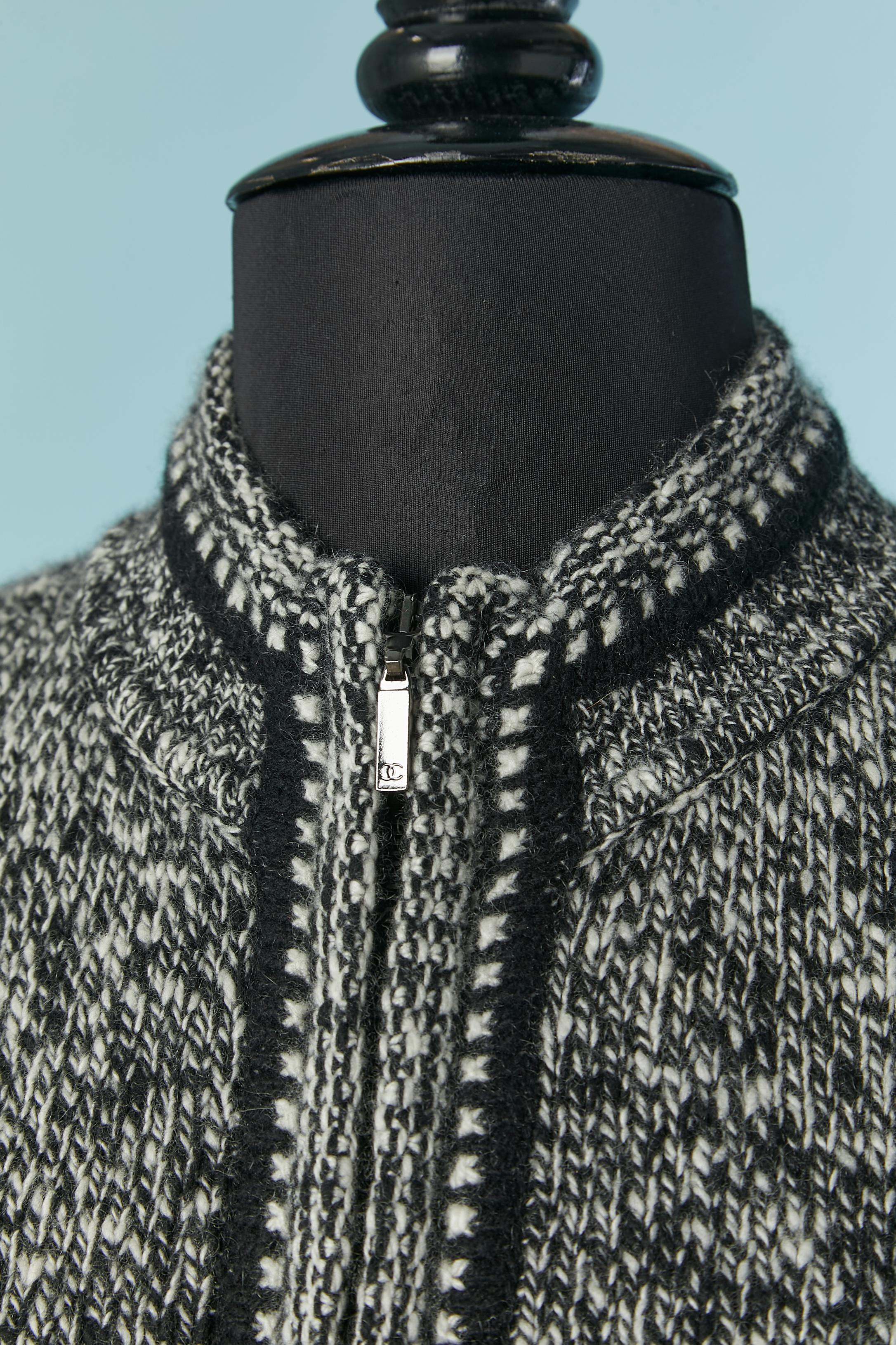 Cardigan en maille chinée de cachemire noir et blanc avec fermeture à glissière et tirette de marque. 
Pochette sur les deux côtés. 
TAILLE 44 / L. 
