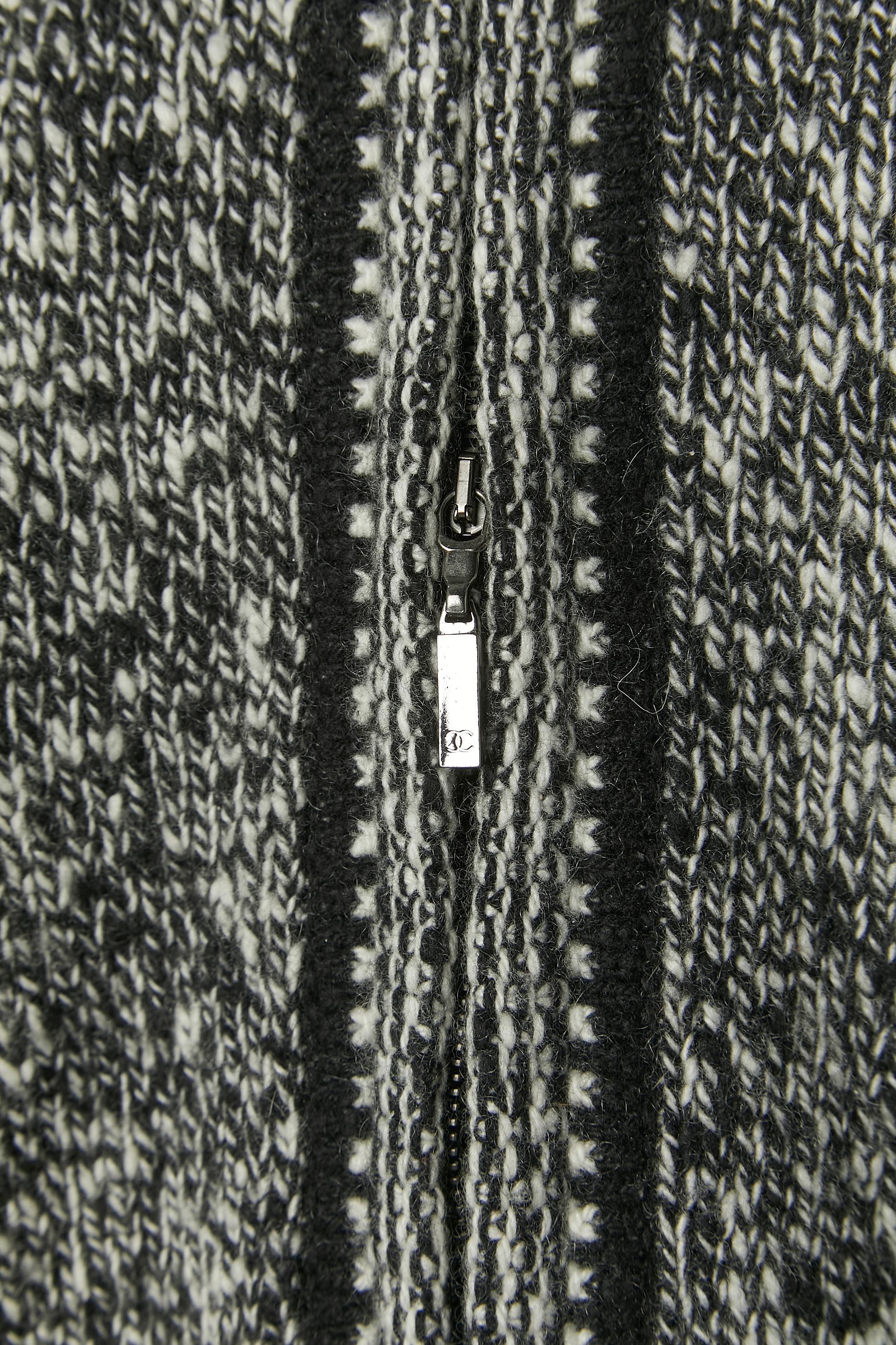 Noir Cardigan en maille chinée de cachemire noir et blanc avec fermeture éclair CHANEL FW 2005 en vente