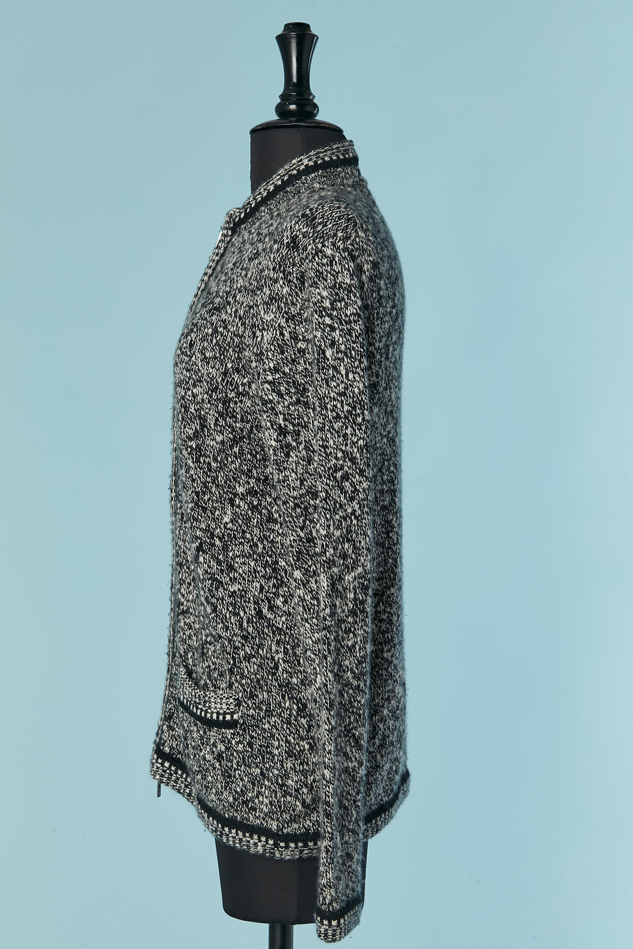 Cardigan en maille chinée de cachemire noir et blanc avec fermeture éclair CHANEL FW 2005 Pour femmes en vente