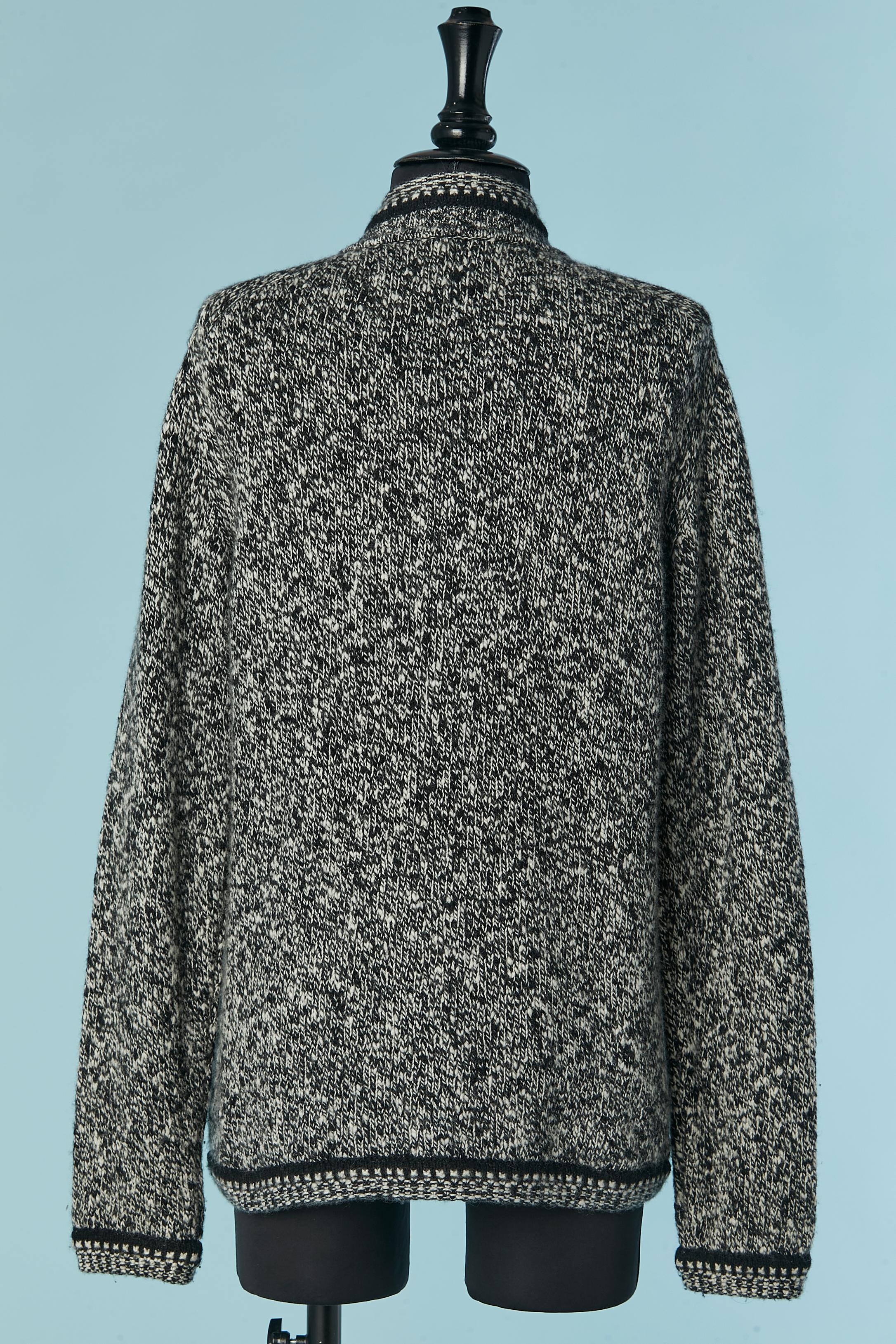 Cardigan en maille chinée de cachemire noir et blanc avec fermeture éclair CHANEL FW 2005 en vente 1