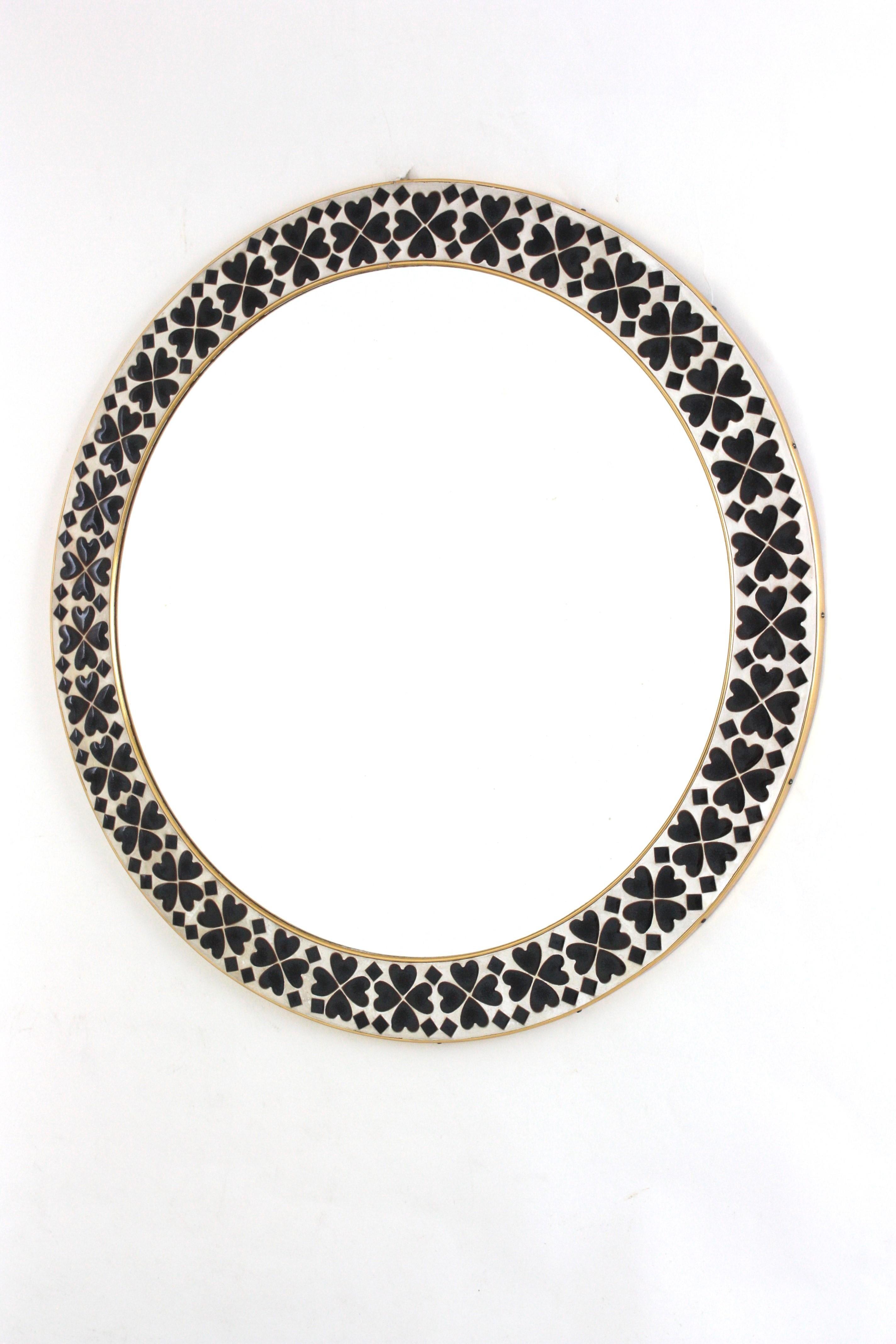 Espejo de mosaico cerámico blanco y negro con azulejos en forma de corazón en venta 3