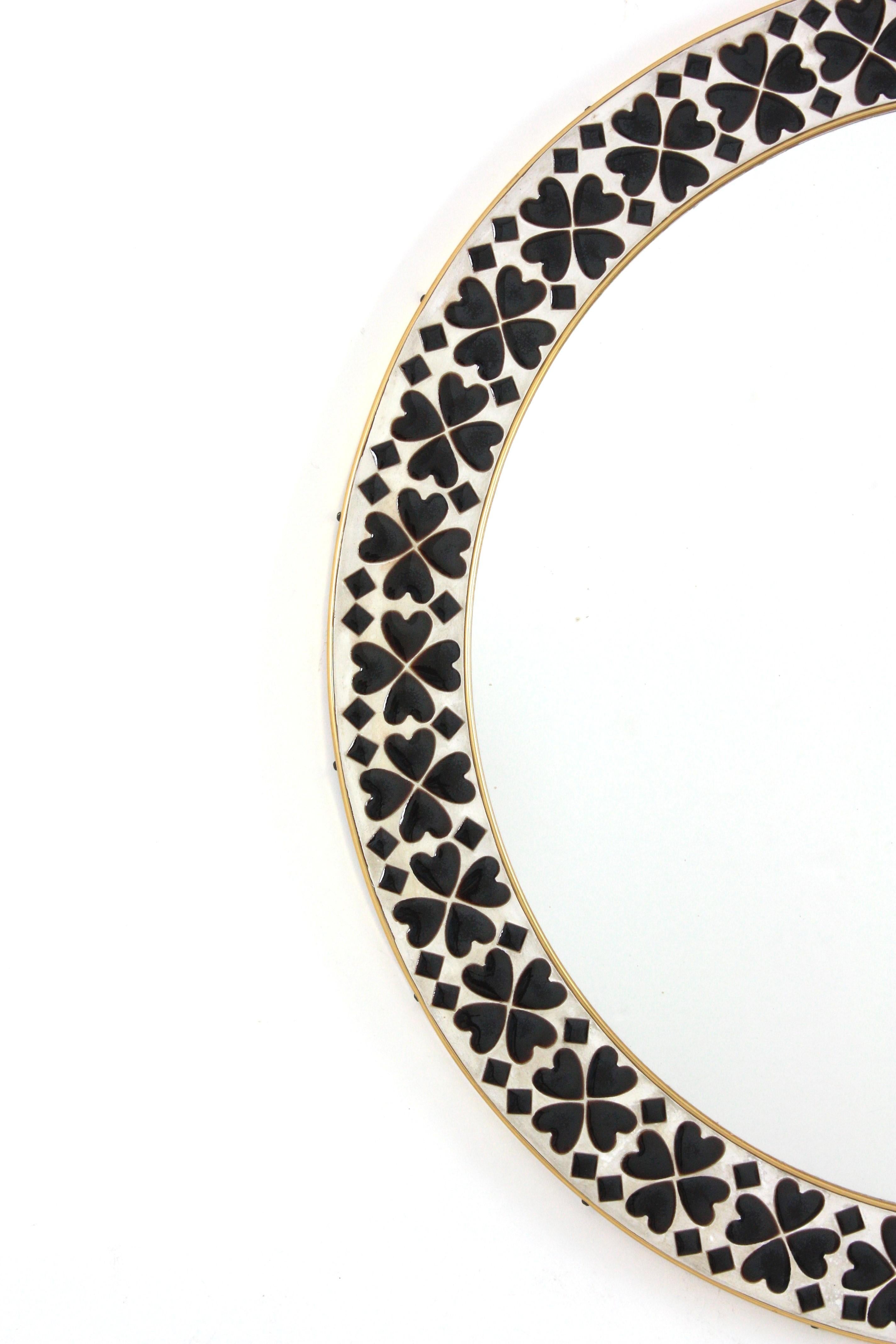 Espejo de mosaico cerámico blanco y negro con azulejos en forma de corazón Hecho a mano en venta