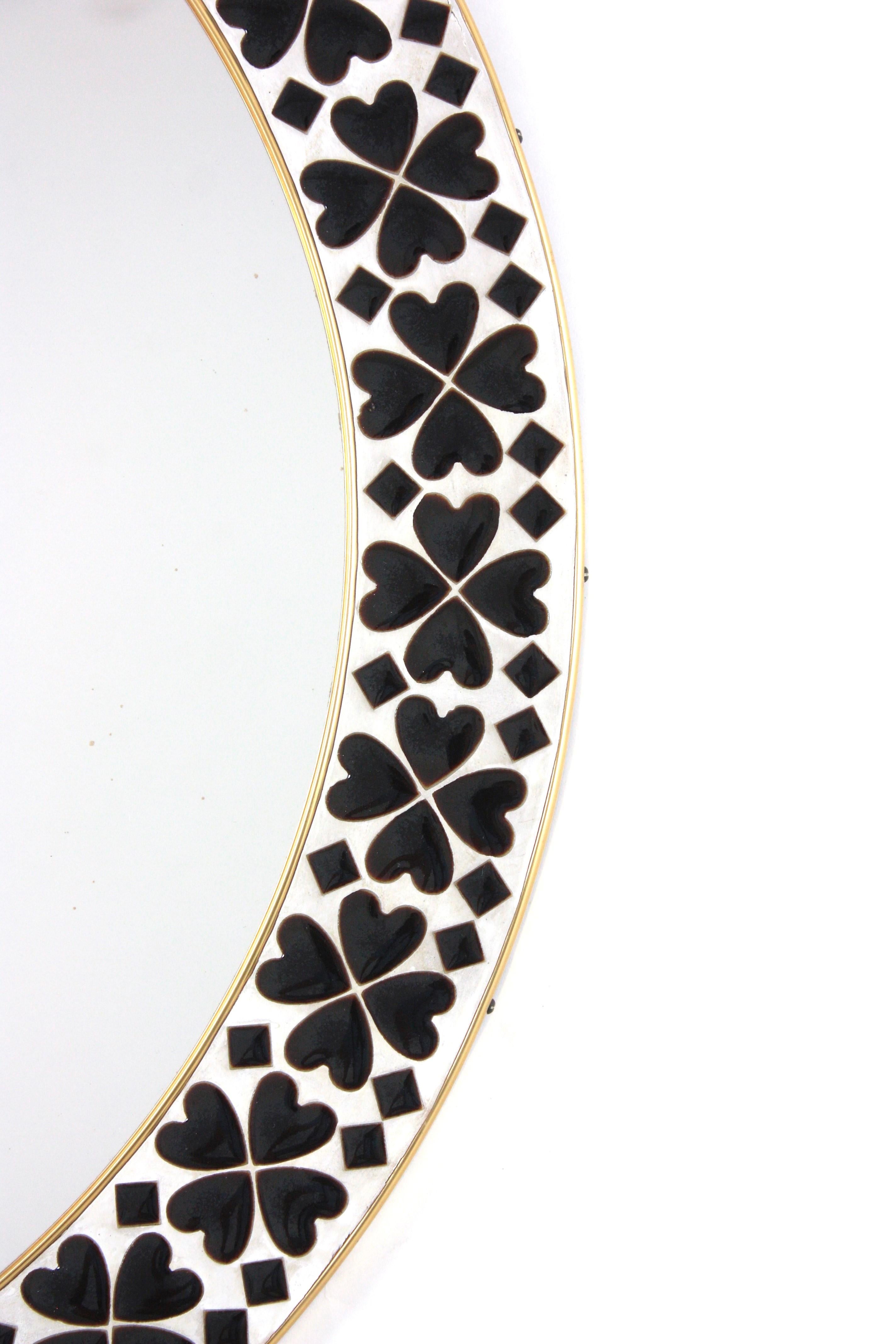 Espejo de mosaico cerámico blanco y negro con azulejos en forma de corazón siglo XX en venta