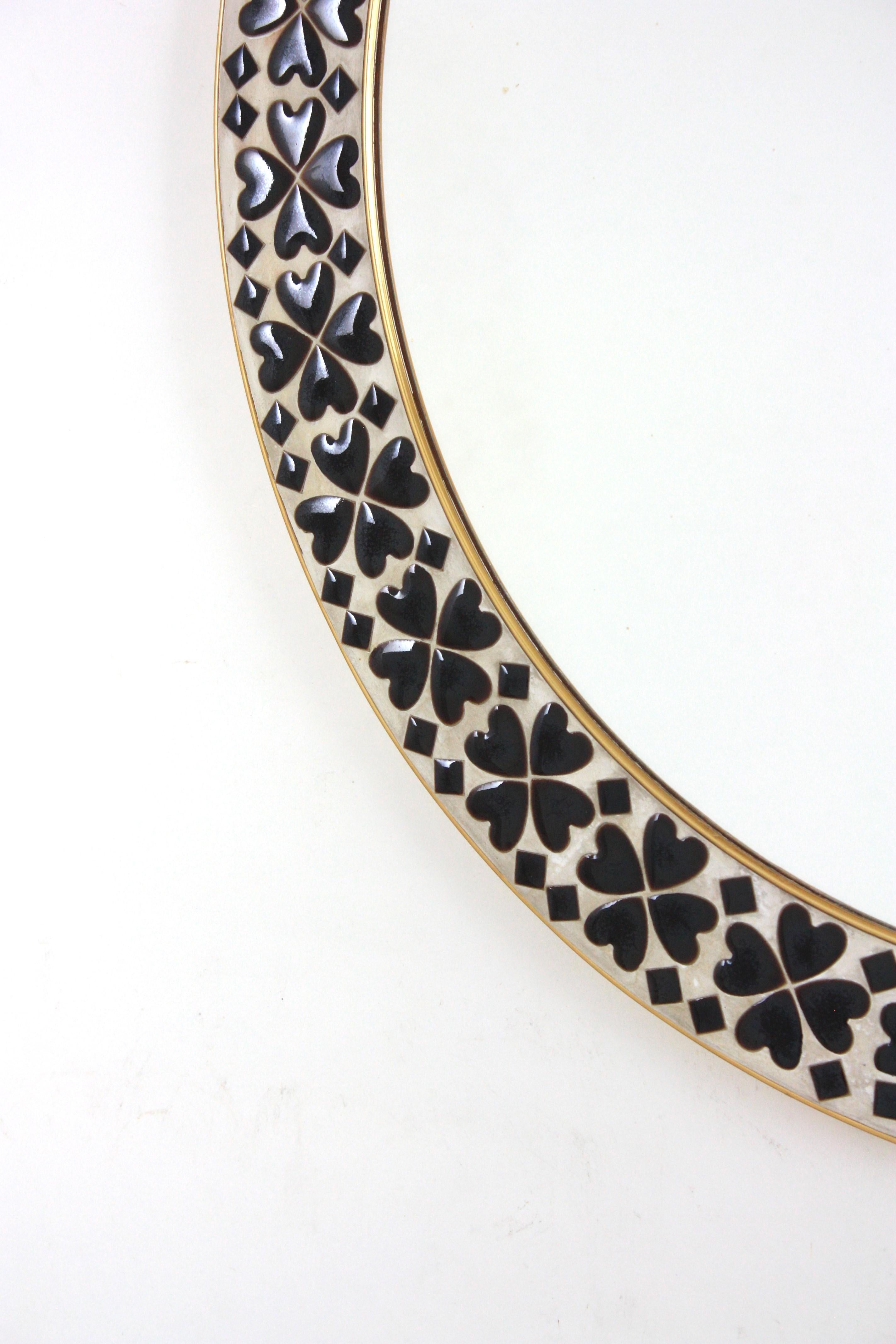Espejo de mosaico cerámico blanco y negro con azulejos en forma de corazón en venta 1