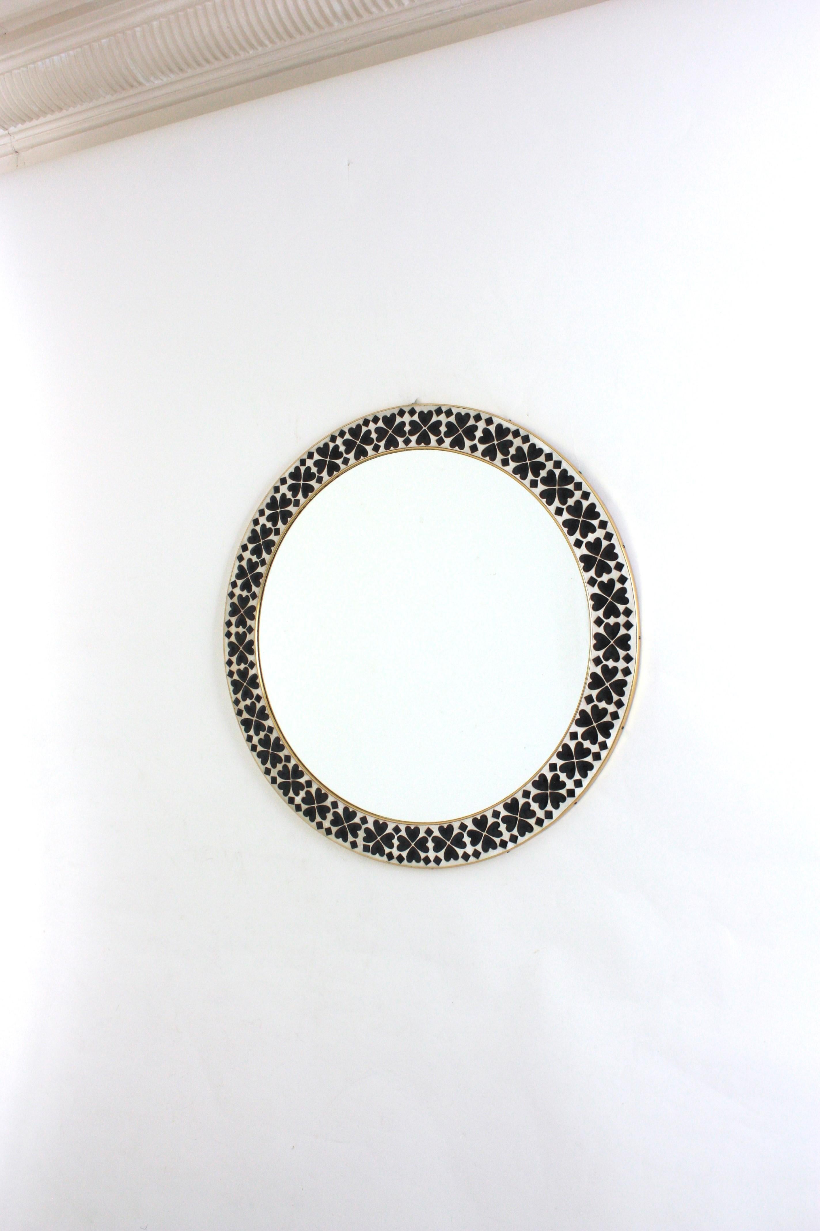 Espejo de mosaico cerámico blanco y negro con azulejos en forma de corazón en venta 2