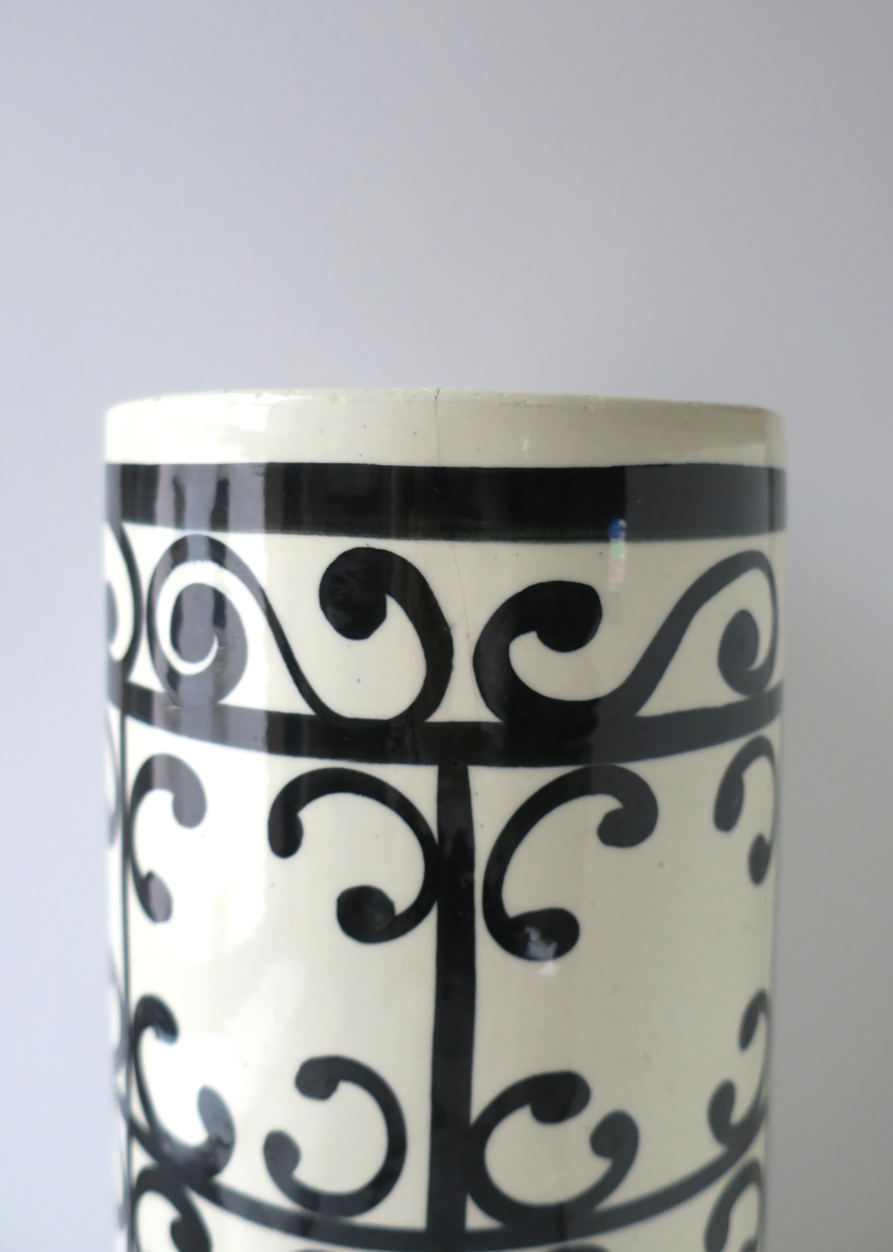 Black and White Ceramic Umbrella Stand For Sale 2