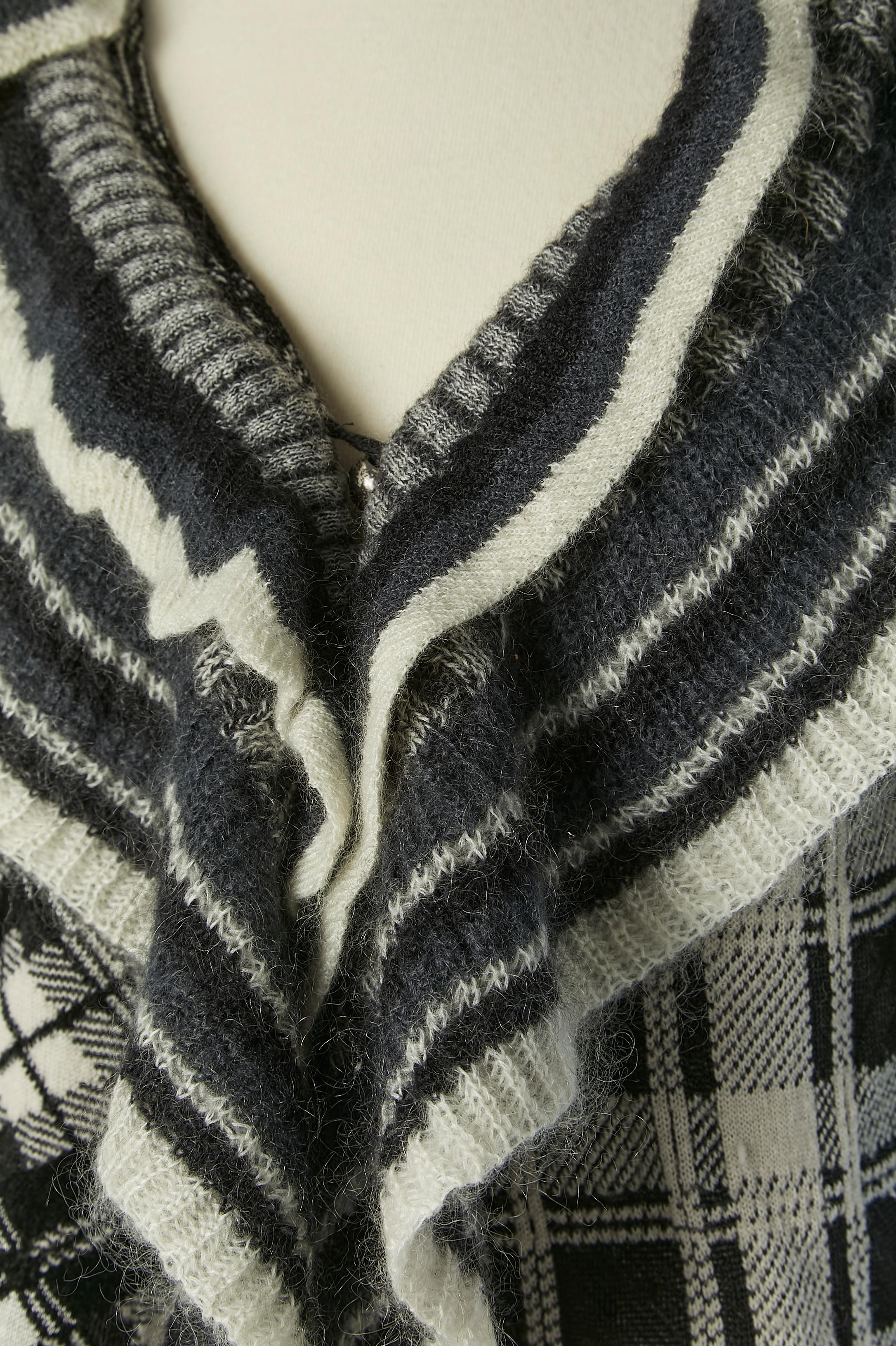 Schwarz-weiß karierte Strickjacke . Zusammensetzung des Gestricks: 31% Wolle, 29% Viskose, 18% Mohair, 12% Polyamid, 10% Modal.
Silberner Metallknopf und Knopflochverschluss in der vorderen Mitte.
PROTOTYP ANZEIGEN
GRÖSSE M 