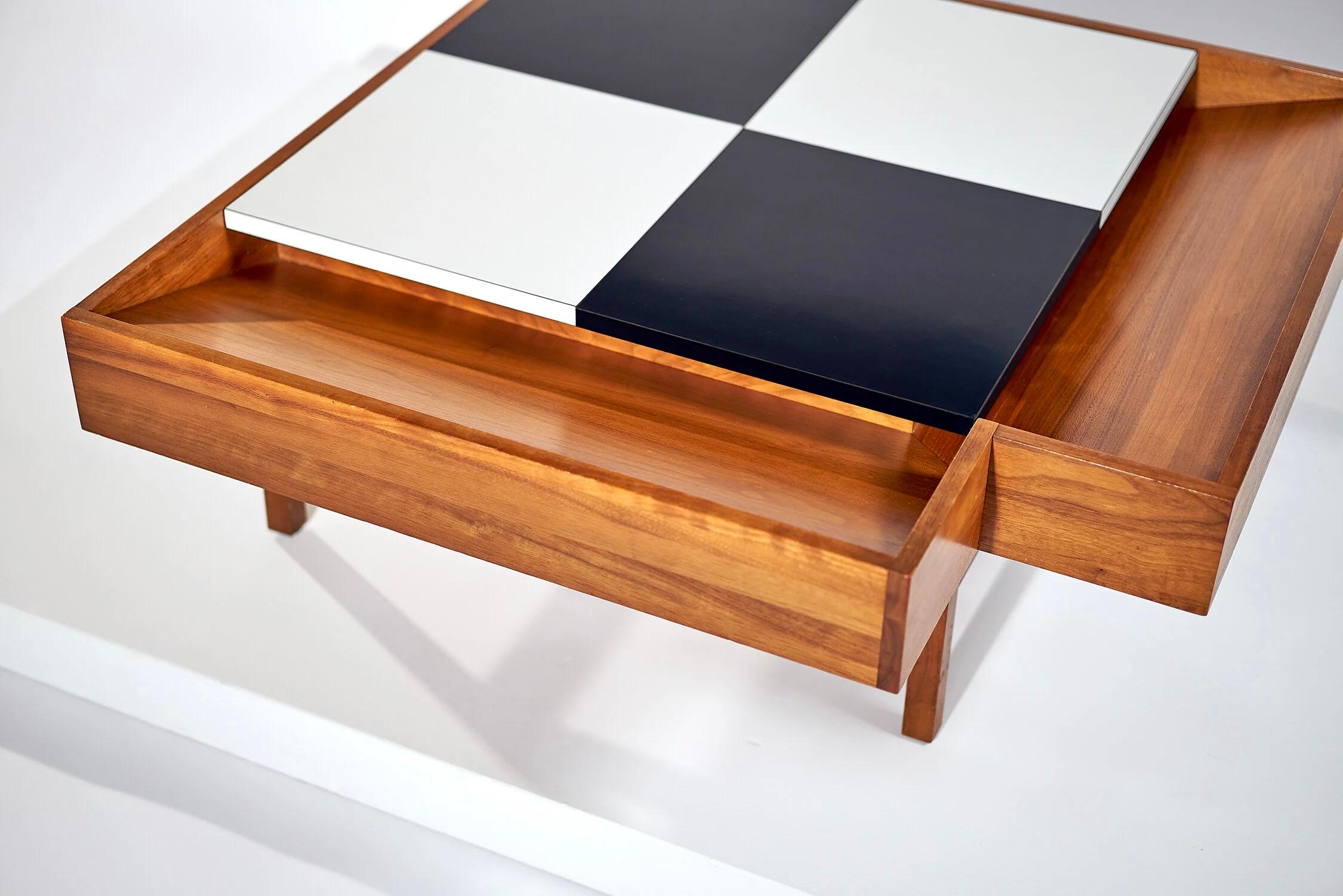 Mid-Century Modern Table basse à carreaux noirs et blancs avec rangement en noyer par John Keal années 50 en vente