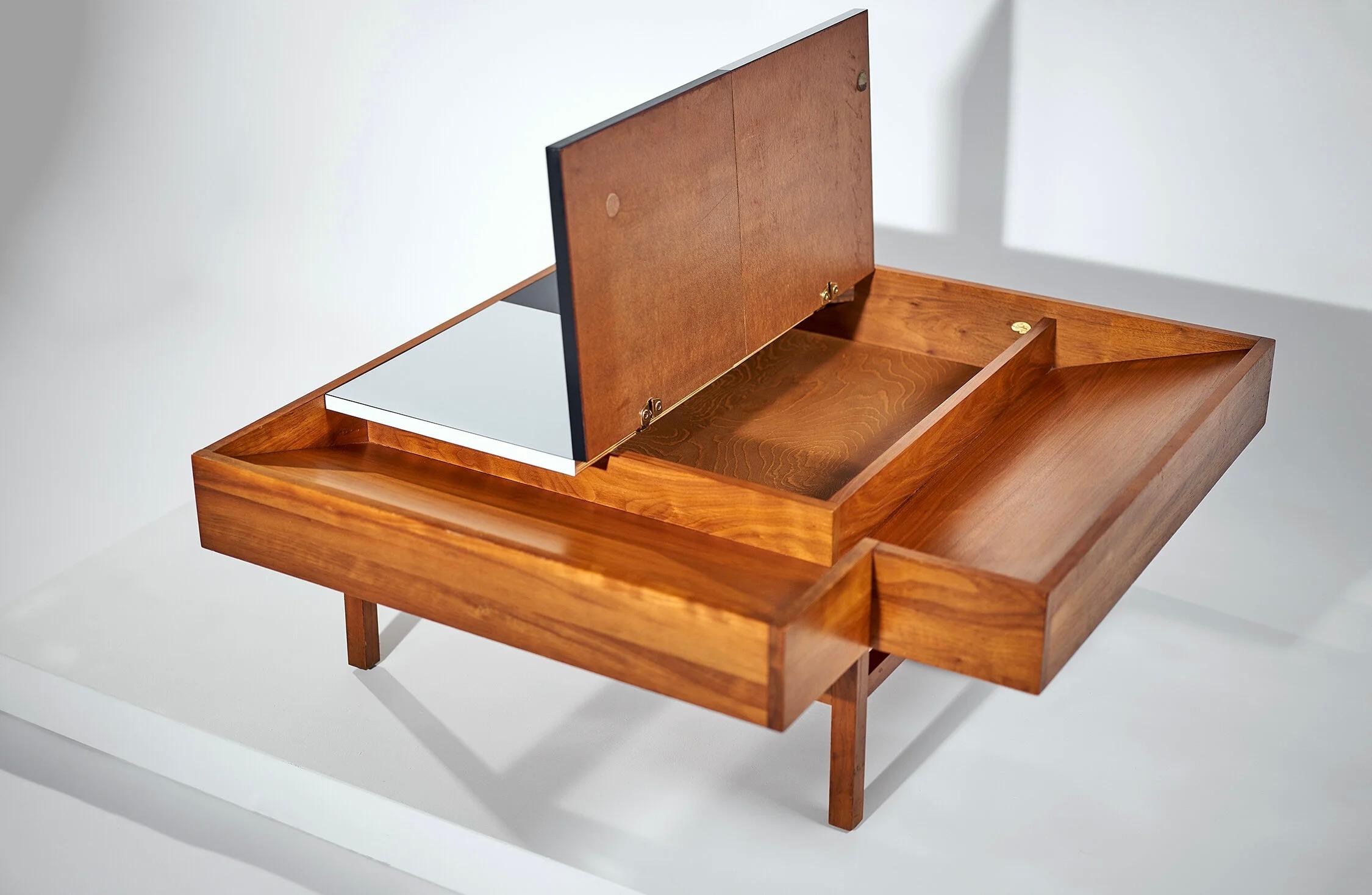 Américain Table basse à carreaux noirs et blancs avec rangement en noyer par John Keal années 50 en vente