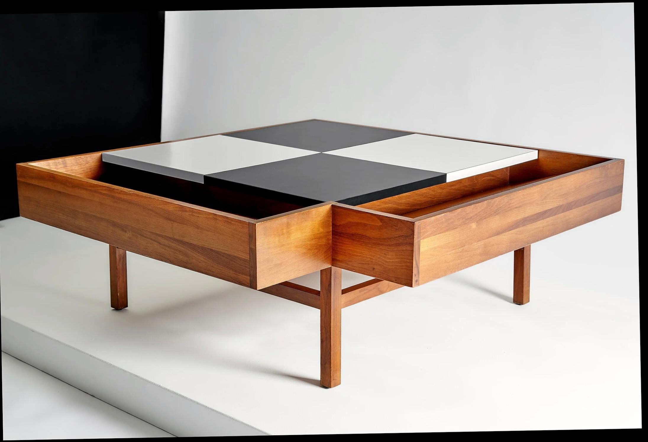 Table basse à carreaux noirs et blancs avec rangement en noyer par John Keal années 50 Bon état - En vente à Troy, MI