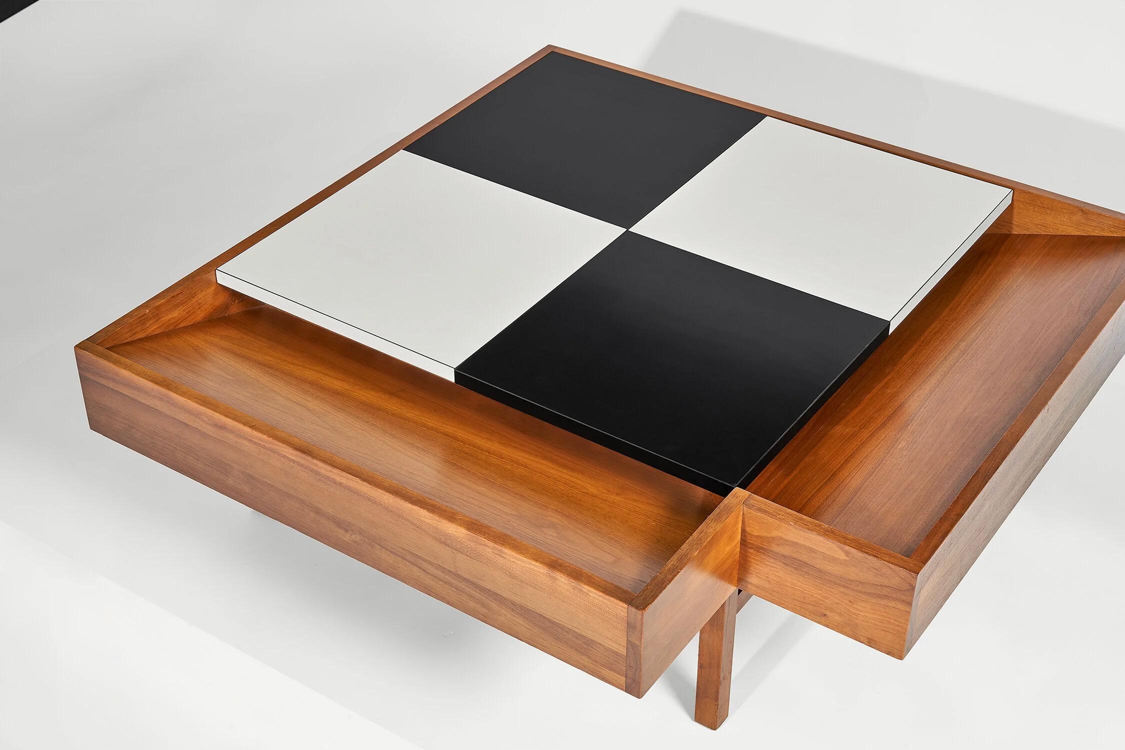 Milieu du XXe siècle Table basse à carreaux noirs et blancs avec rangement en noyer par John Keal années 50 en vente