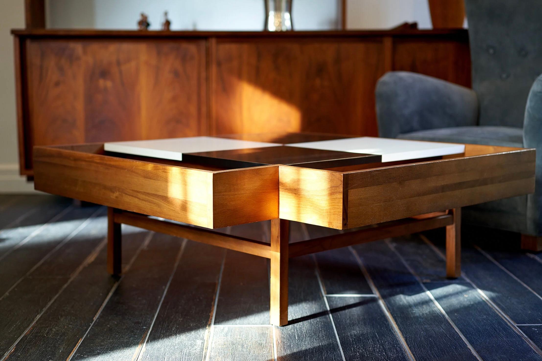 Stratifié Table basse à carreaux noirs et blancs avec rangement en noyer par John Keal années 50 en vente